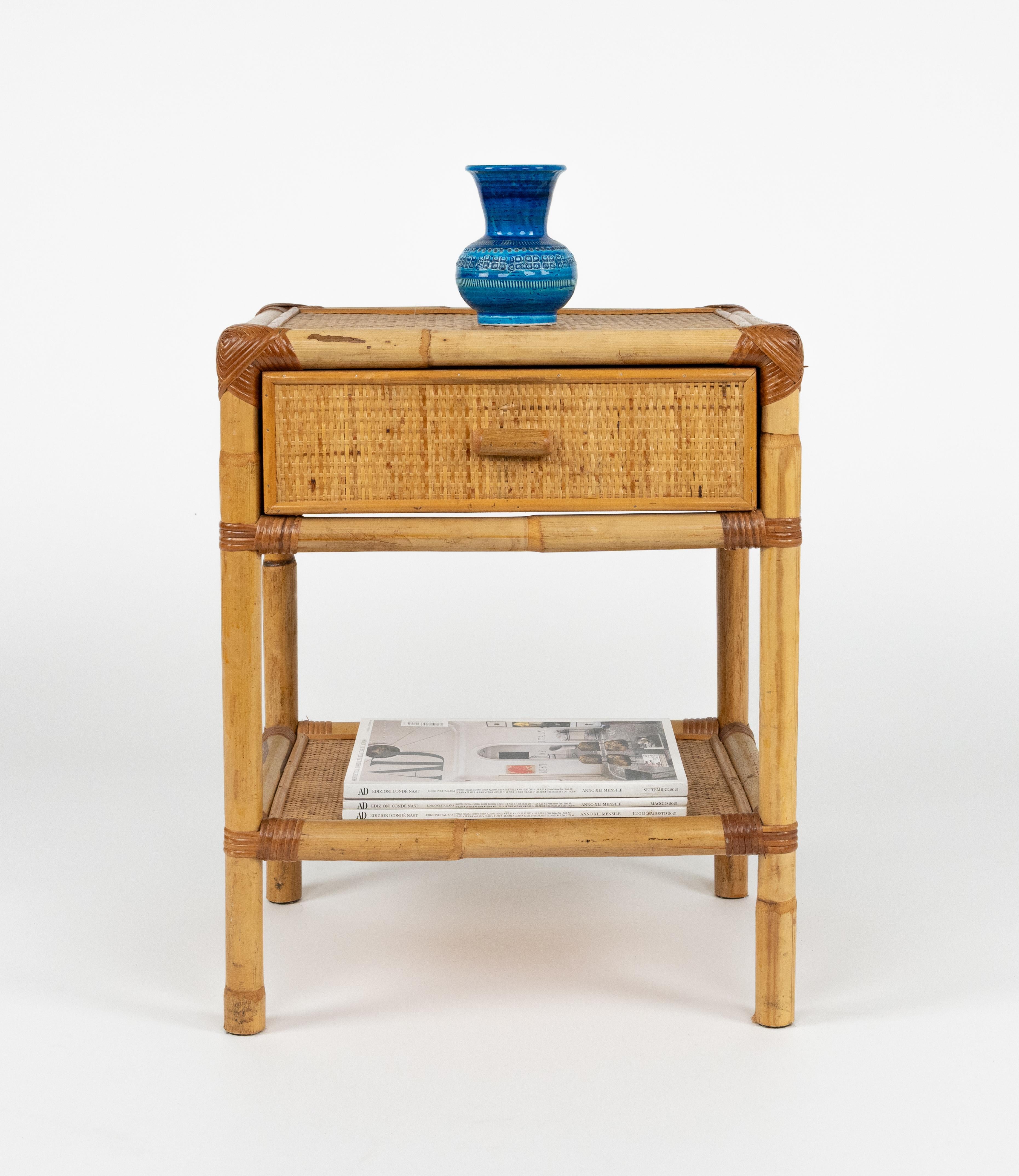 Midcentury Pair of Bed Side Tables Nightstands in Bamboo and Rattan, Italy 1970s en vente 4