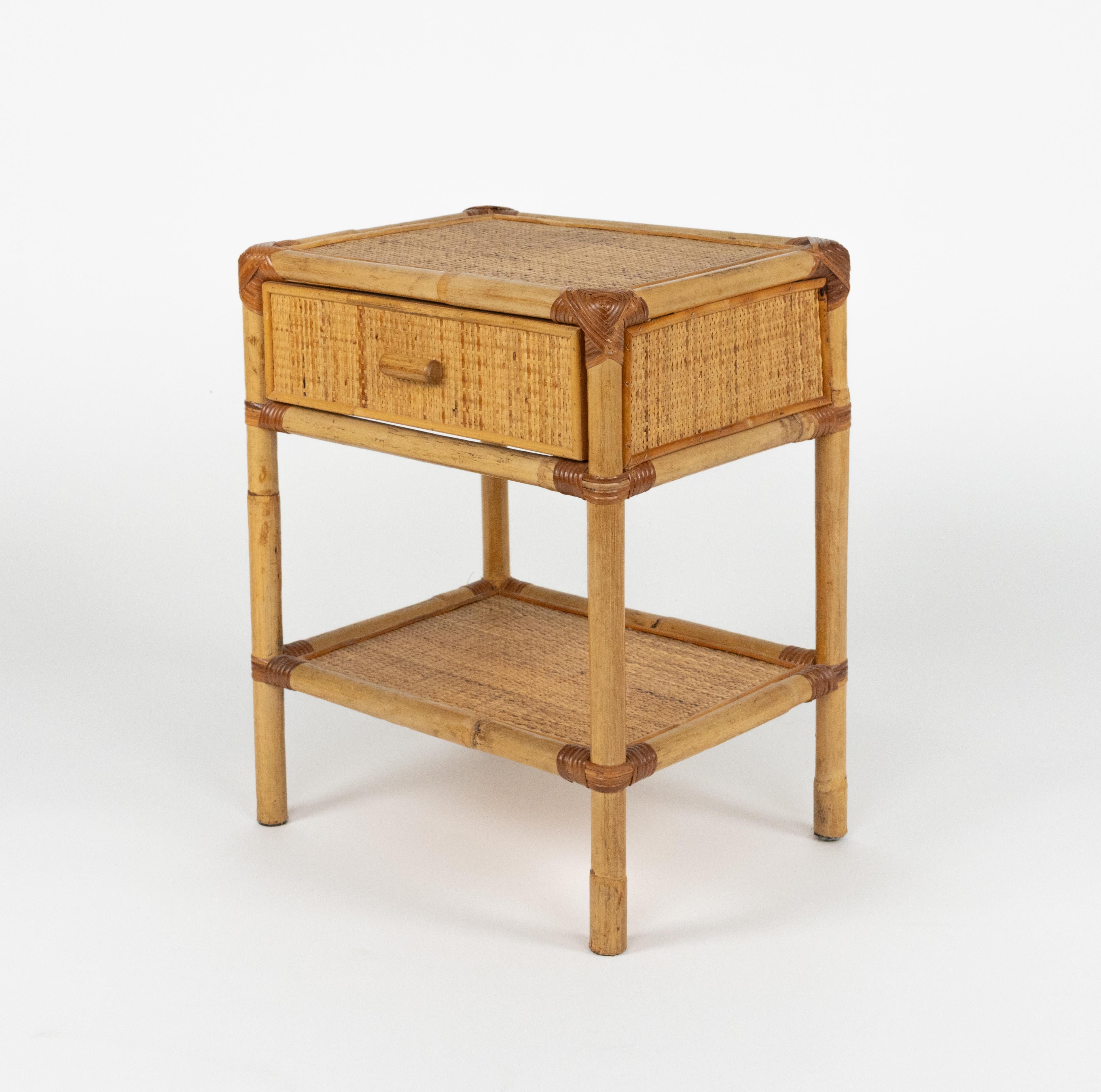 Midcentury Pair of Bed Side Tables Nightstands in Bamboo and Rattan, Italy 1970s en vente 7