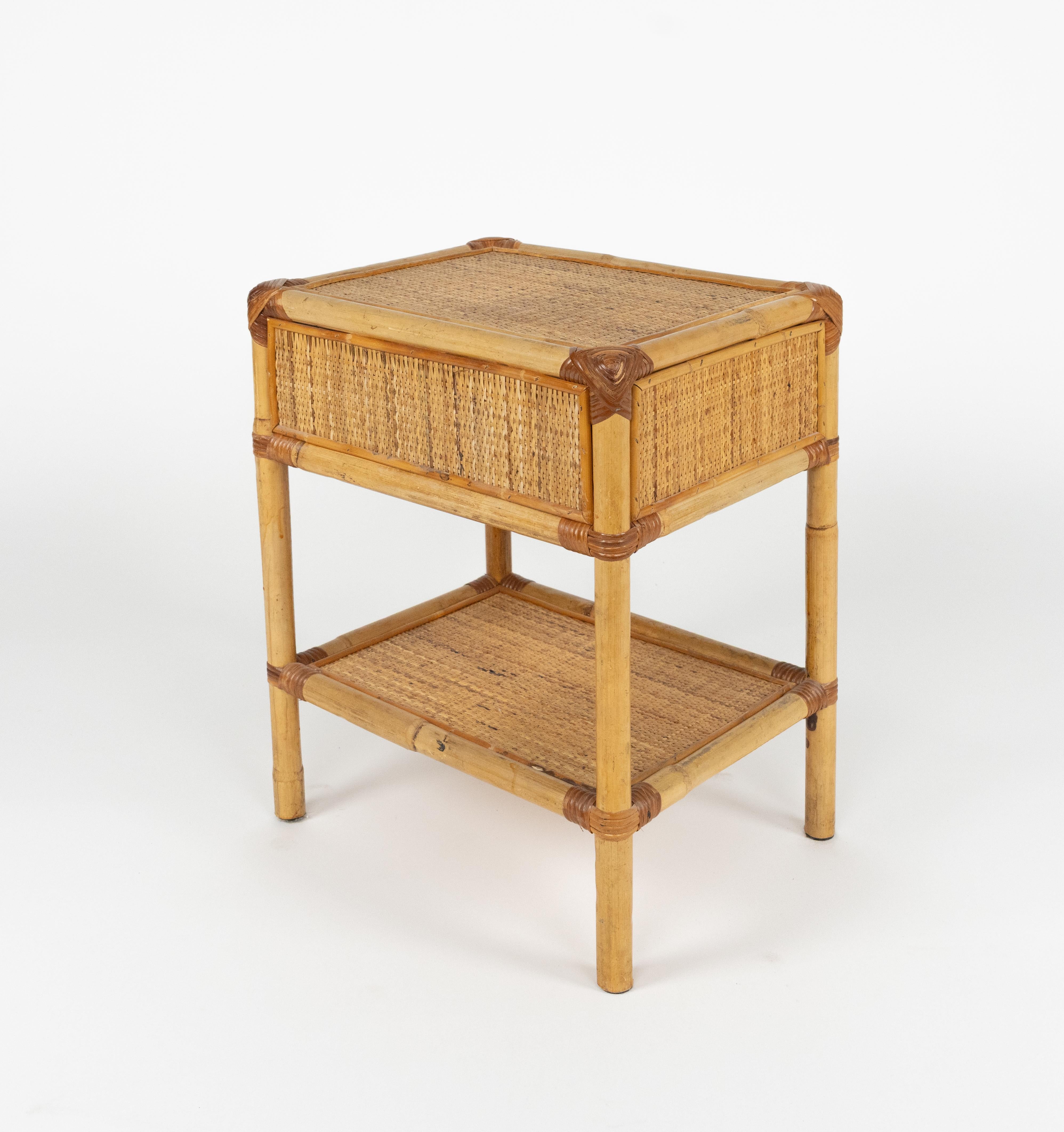 Midcentury Pair of Bed Side Tables Nightstands in Bamboo and Rattan, Italy 1970s en vente 9