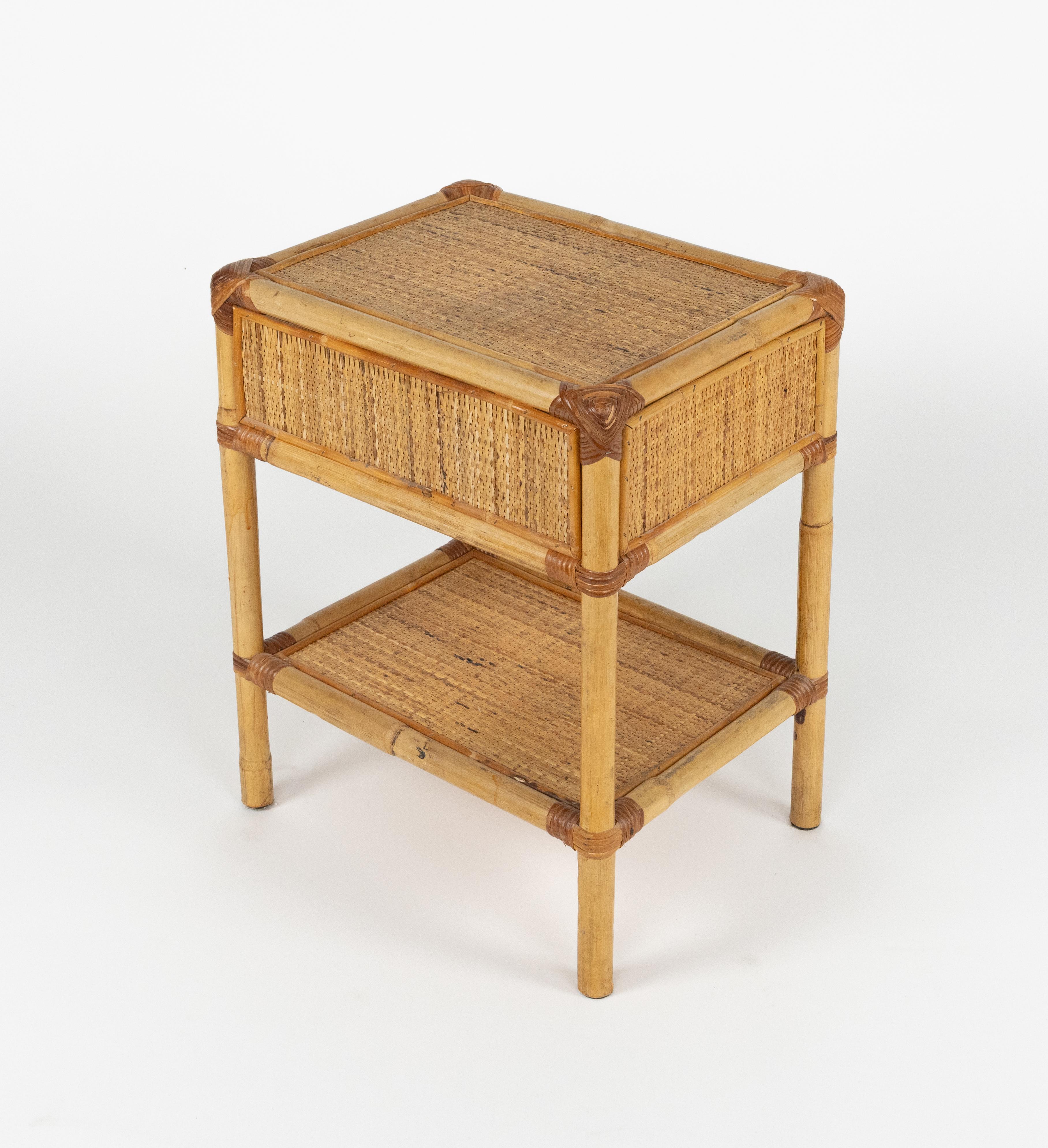 Midcentury Pair of Bed Side Tables Nightstands in Bamboo and Rattan, Italy 1970s en vente 10