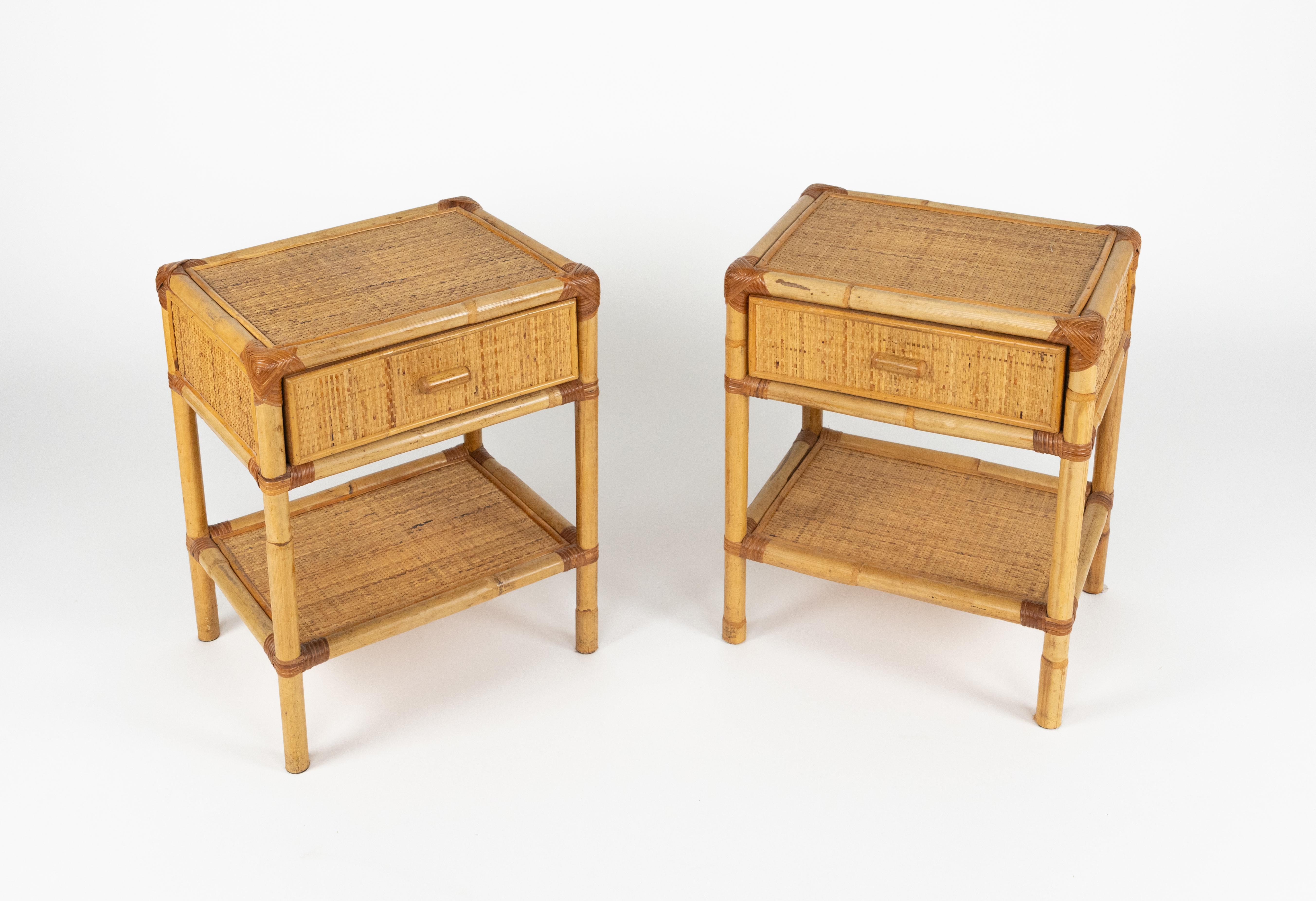 Midcentury beautiful pair of bed side tables or nightstands in bamboo and rattan with drawer and bottom shelf .

Made in Italy in the 1970s.