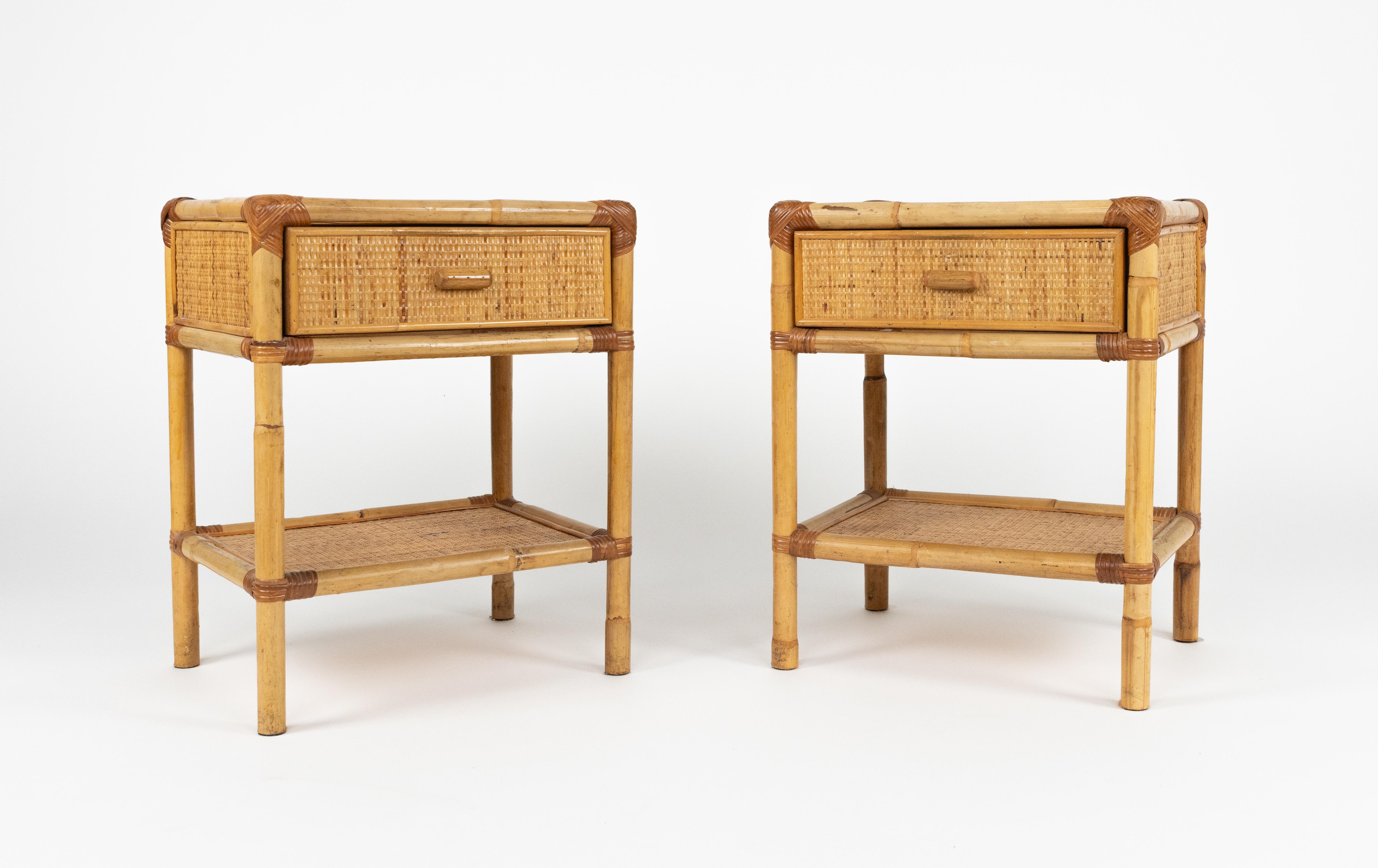 Mid-Century Modern Midcentury Pair of Bed Side Tables Nightstands in Bamboo and Rattan, Italy 1970s en vente
