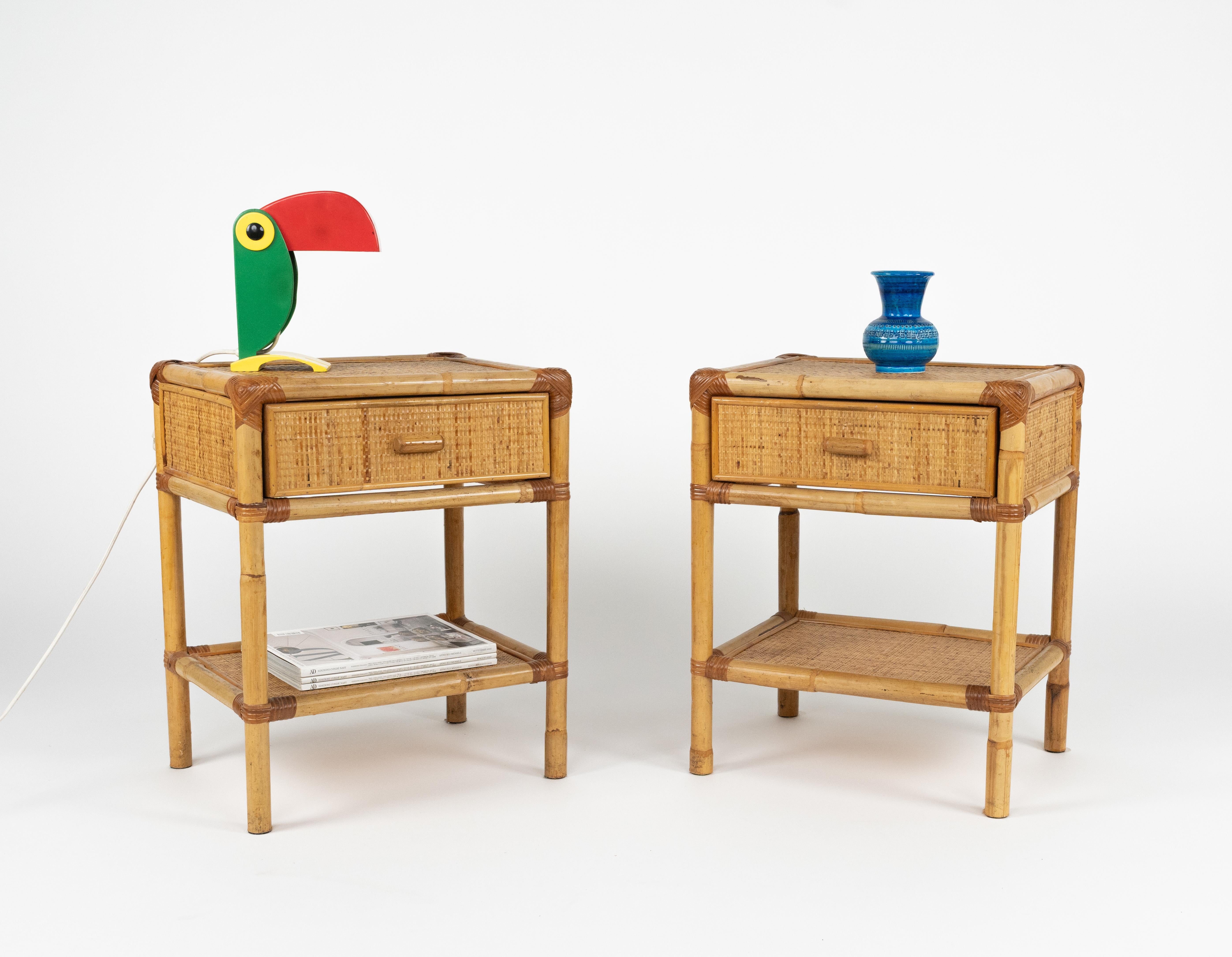 italien Midcentury Pair of Bed Side Tables Nightstands in Bamboo and Rattan, Italy 1970s en vente