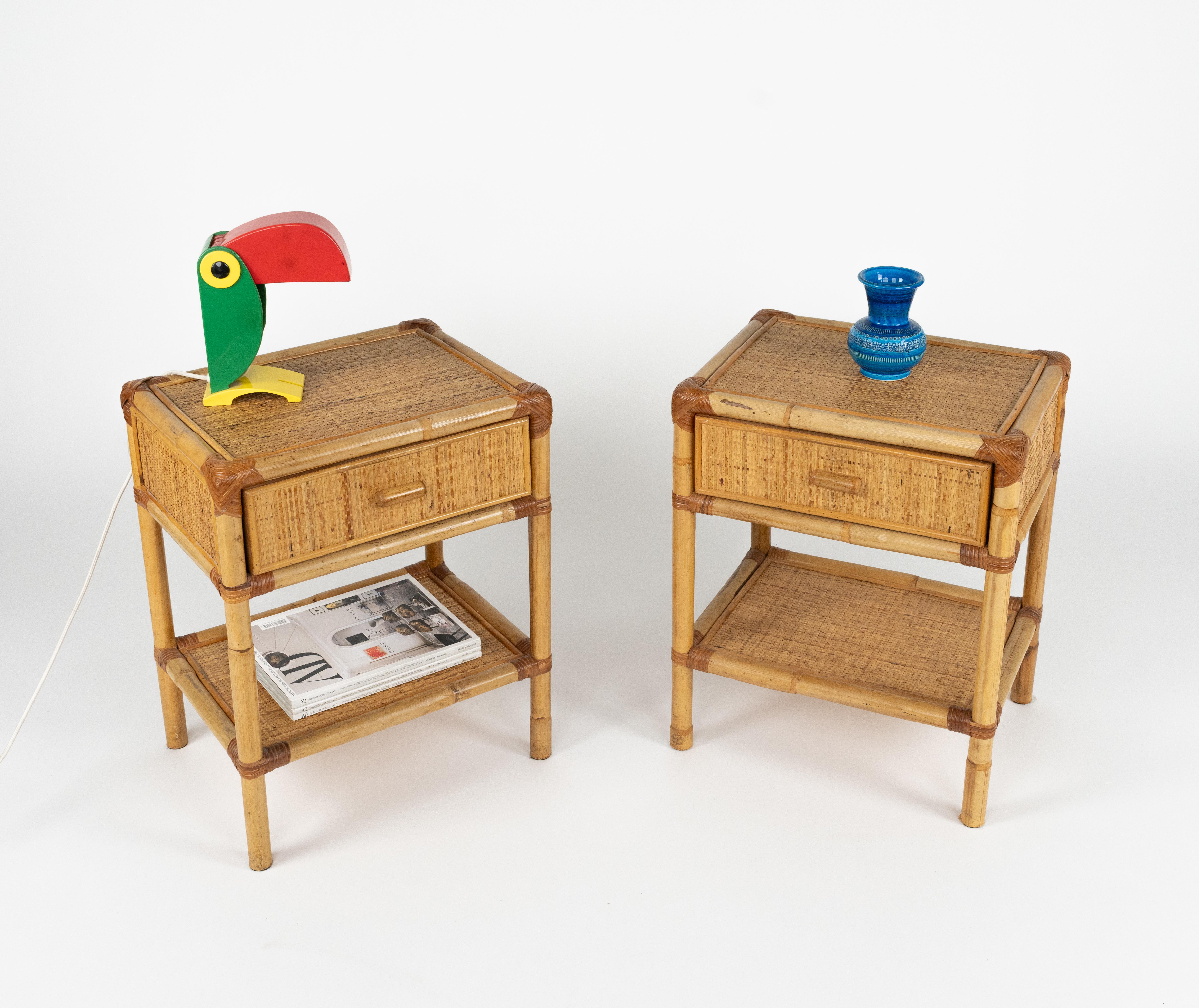Midcentury Pair of Bed Side Tables Nightstands in Bamboo and Rattan, Italy 1970s Bon état - En vente à Rome, IT