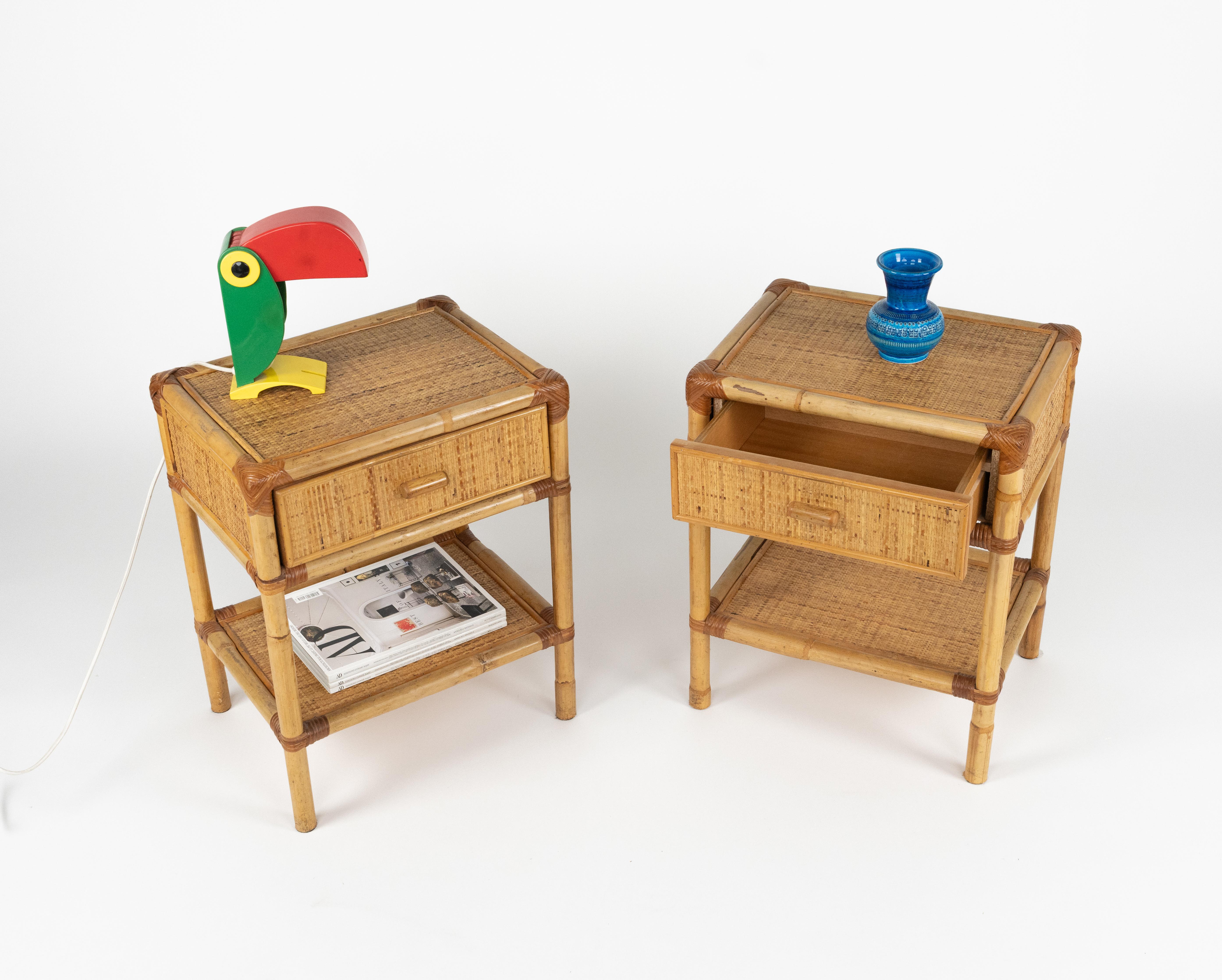 Fin du 20e siècle Midcentury Pair of Bed Side Tables Nightstands in Bamboo and Rattan, Italy 1970s en vente