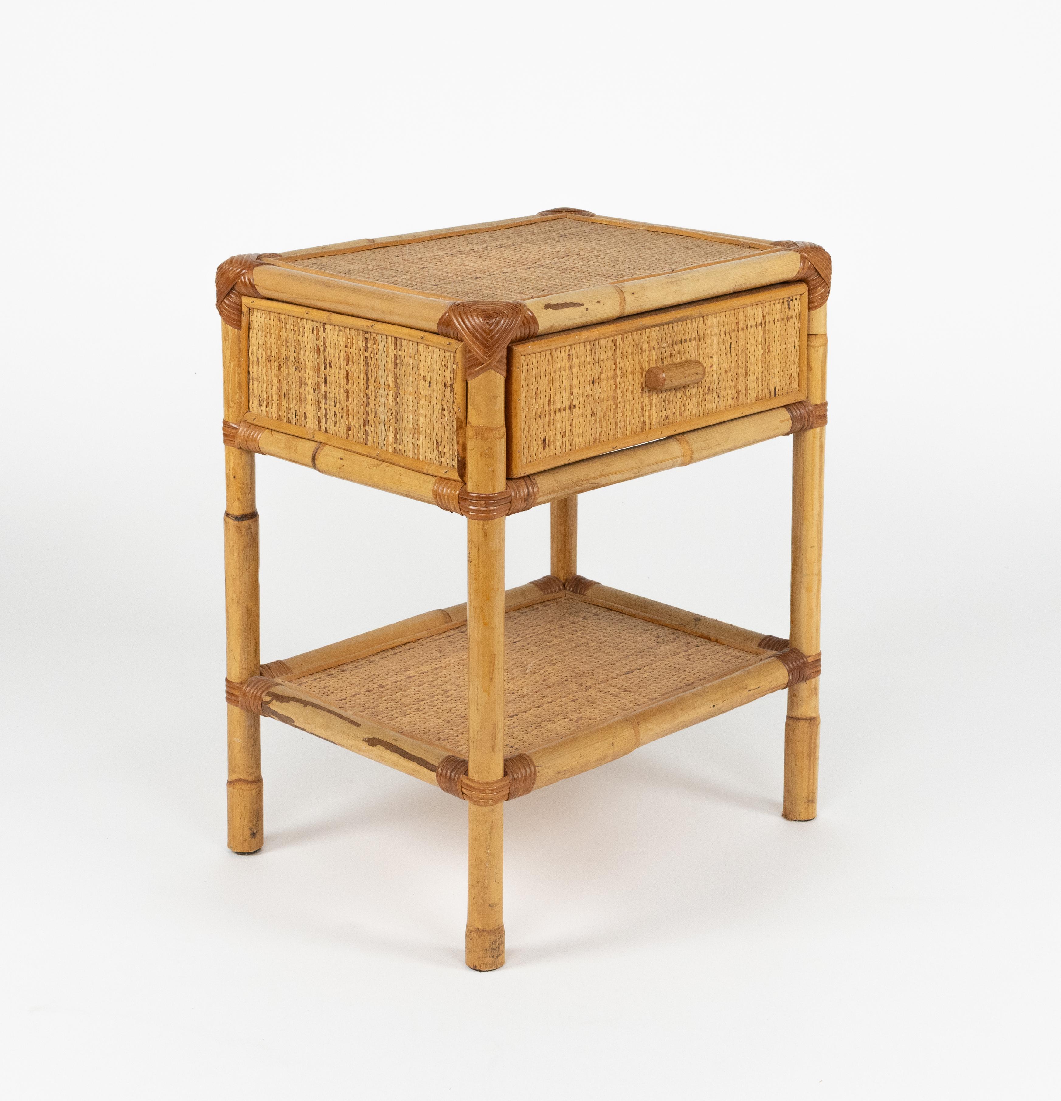 Midcentury Pair of Bed Side Tables Nightstands in Bamboo and Rattan, Italy 1970s en vente 1