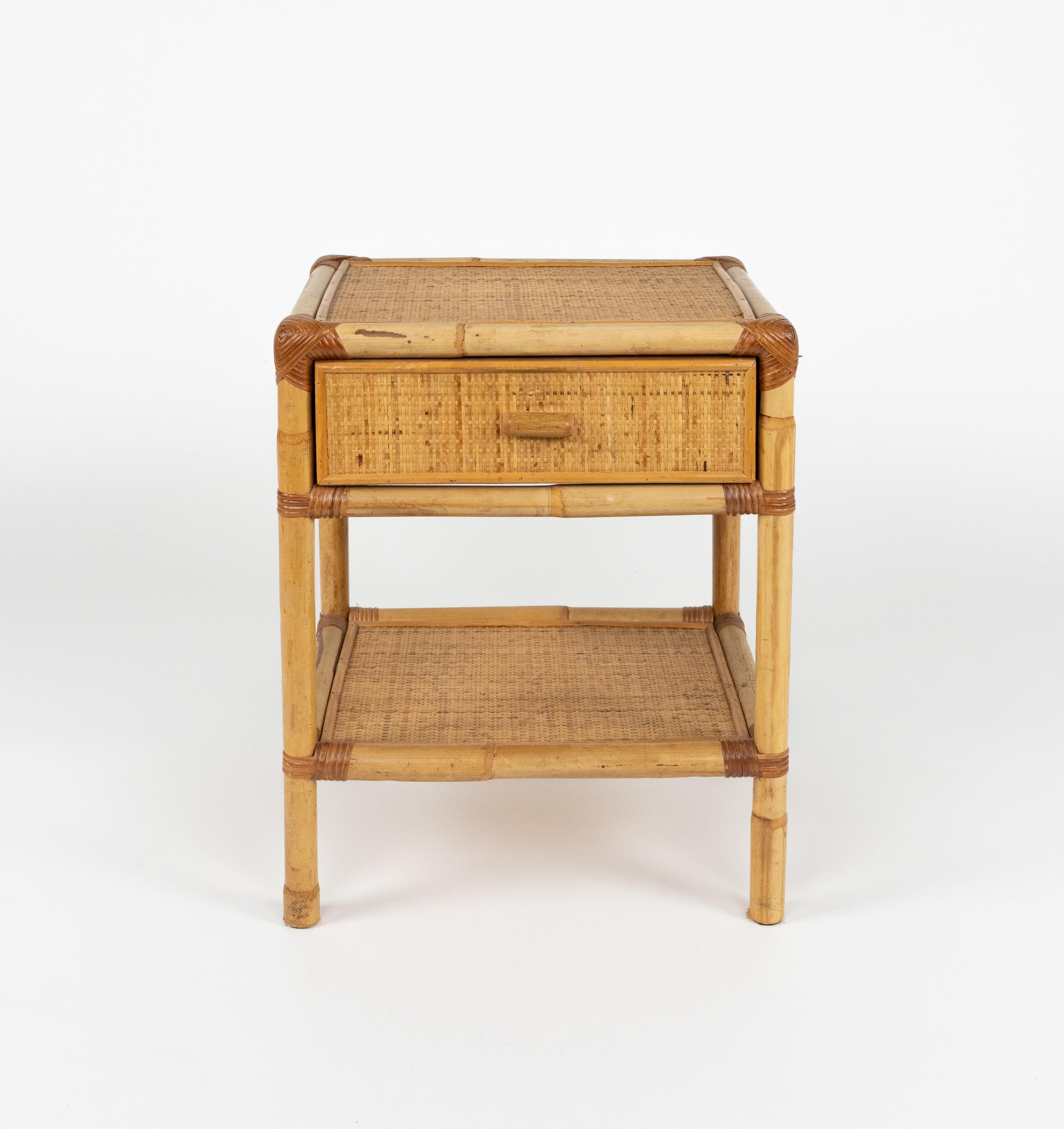 Midcentury Pair of Bed Side Tables Nightstands in Bamboo and Rattan, Italy 1970s en vente 2