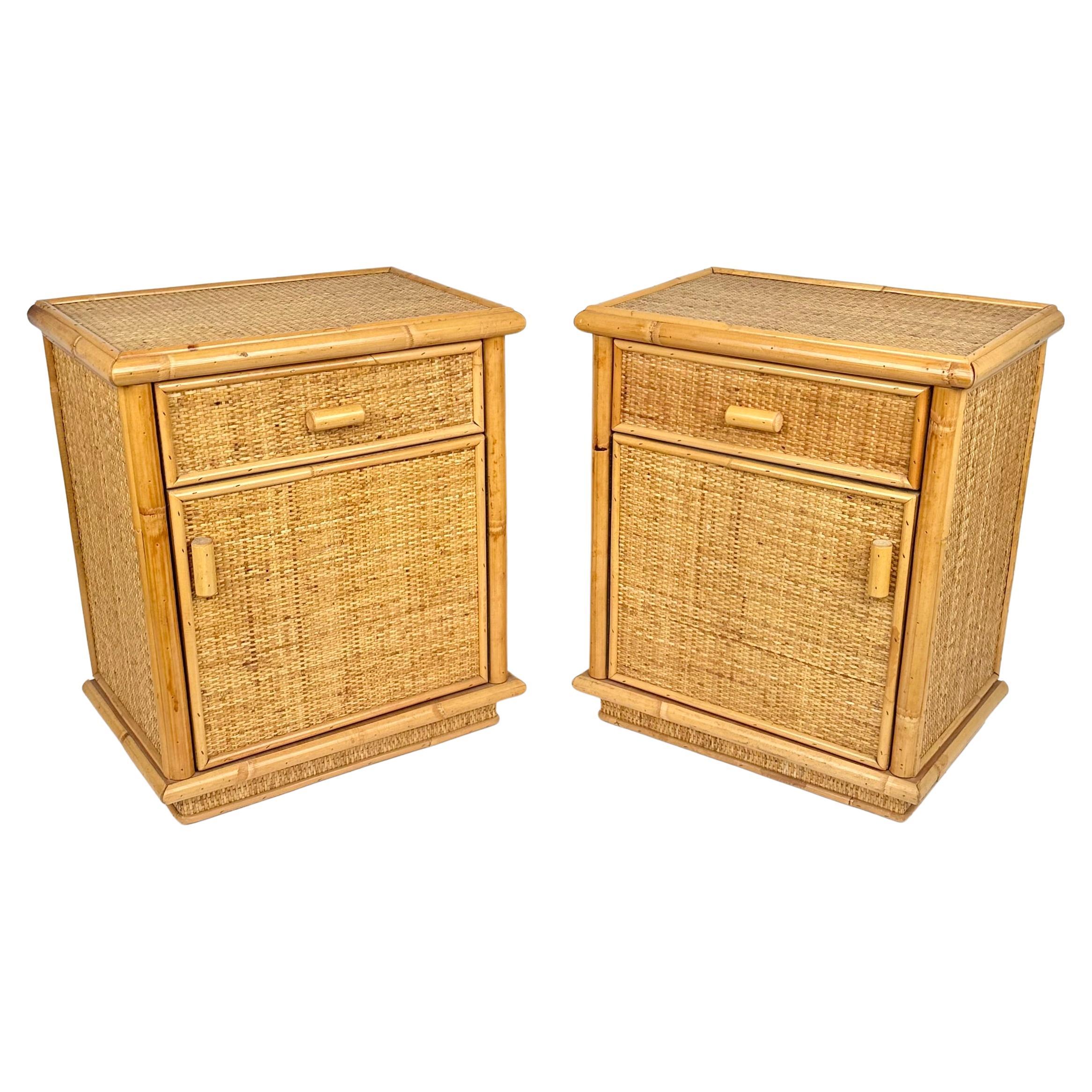 Paire de tables de chevet du milieu du siècle en bambou et rotin avec deux tiroirs.

Fabriqué en Italie dans les années 1970.