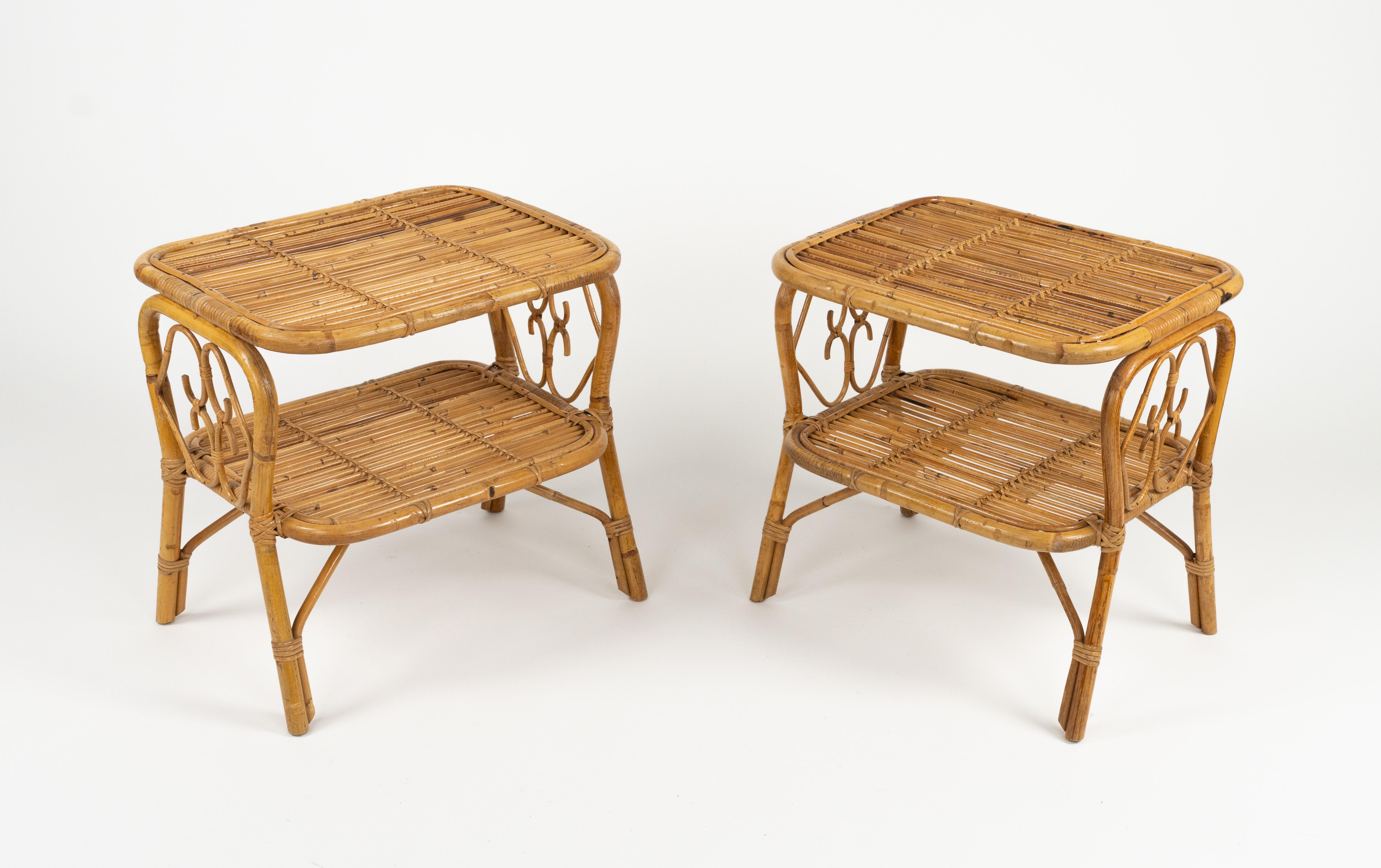 Midcentury schöne Paar Nachttische oder Nachttische mit zwei Ebenen in Bambus und Rattan.

Hergestellt in Italien in den 1960er Jahren.

Diese beeindruckenden Bettseiten haben eine Struktur aus Bambus mit Rattanverzierungen an den Seiten.