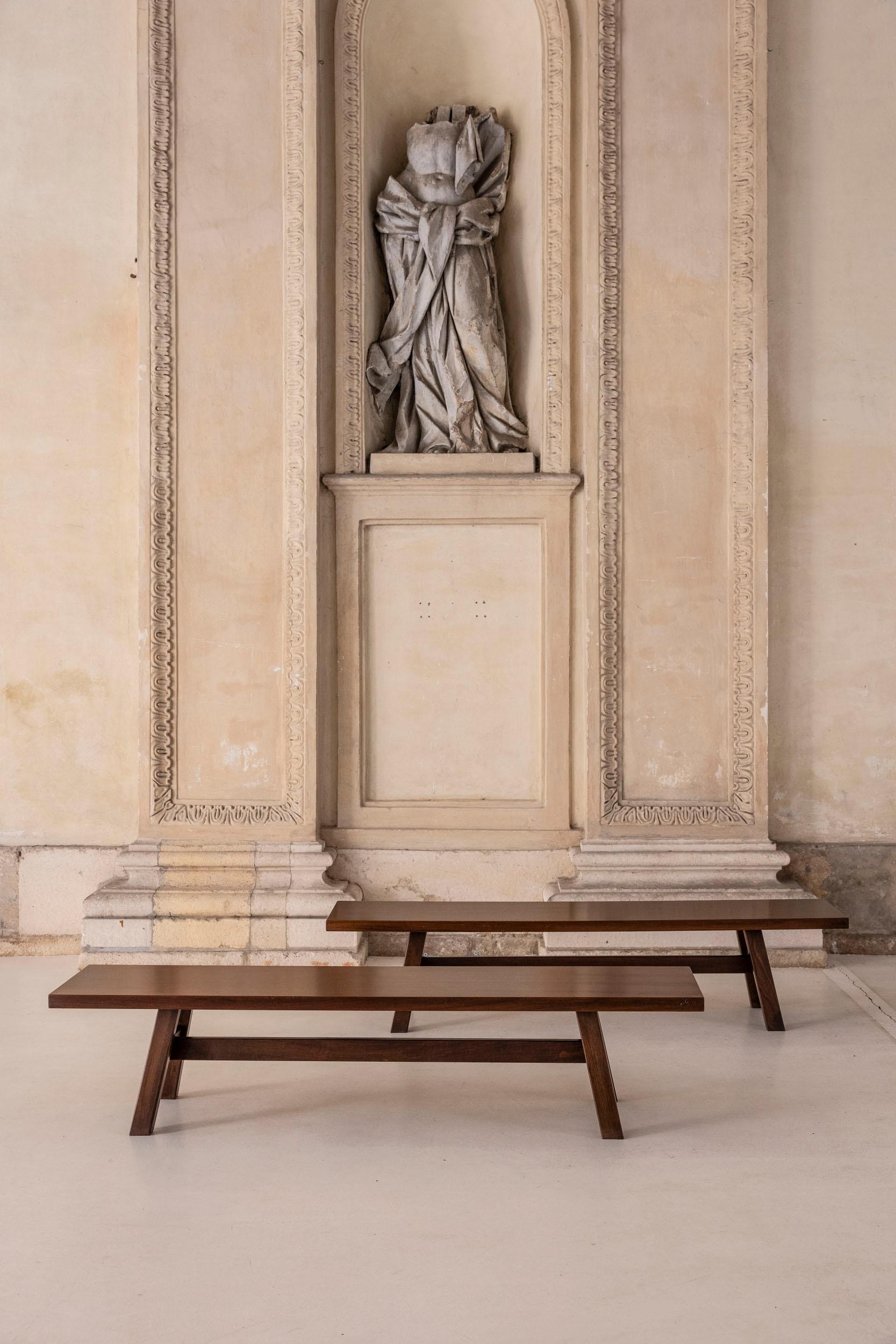 Paar Bänke aus Nussbaumholz von Giovanni Michelucci für Poltronova, Italien, 1964
Dieses seltene Paar Bänke aus massivem Nussbaumholz wurde von dem bekannten italienischen Architekten Giovanni Michelucci entworfen und 1964 von Poltronova