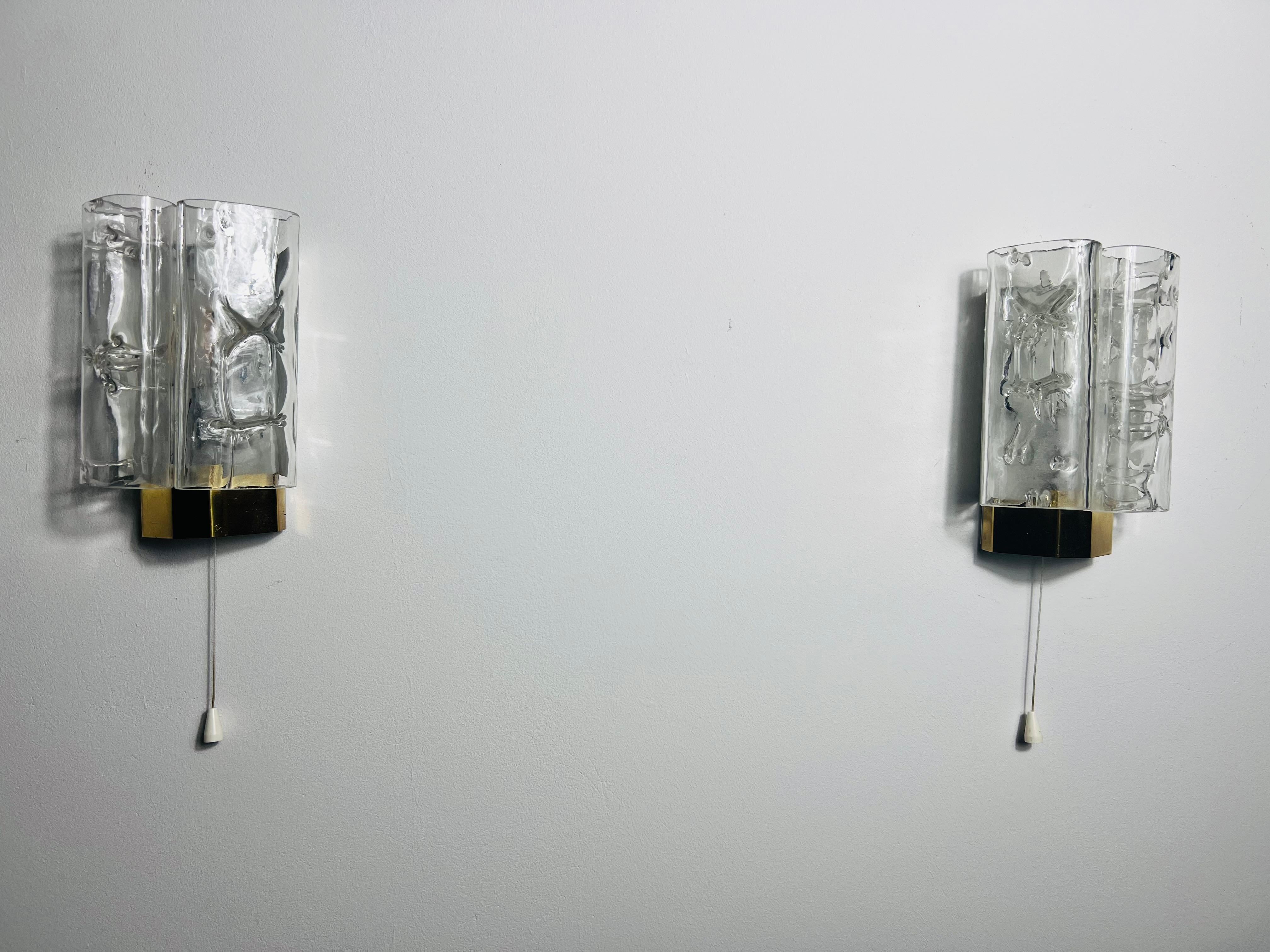 Mid-Century Modern Paire d'appliques en verre soufflé du milieu du siècle par Doria, années 1960 en vente