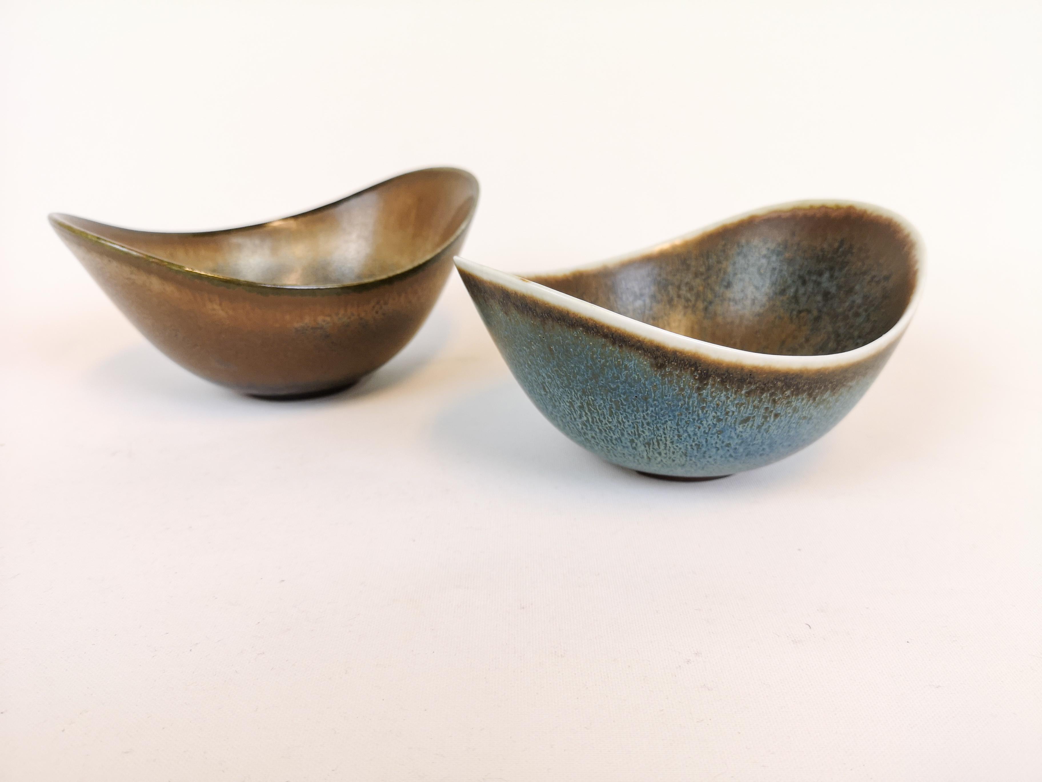 Pair of bowls Rörstrand made in Sweden by Gunnar Nylund in the 1950s. Wonderful glaze on these bowls.

They are both in good condition

Measures: 16 x 12 X 8 cm.
  