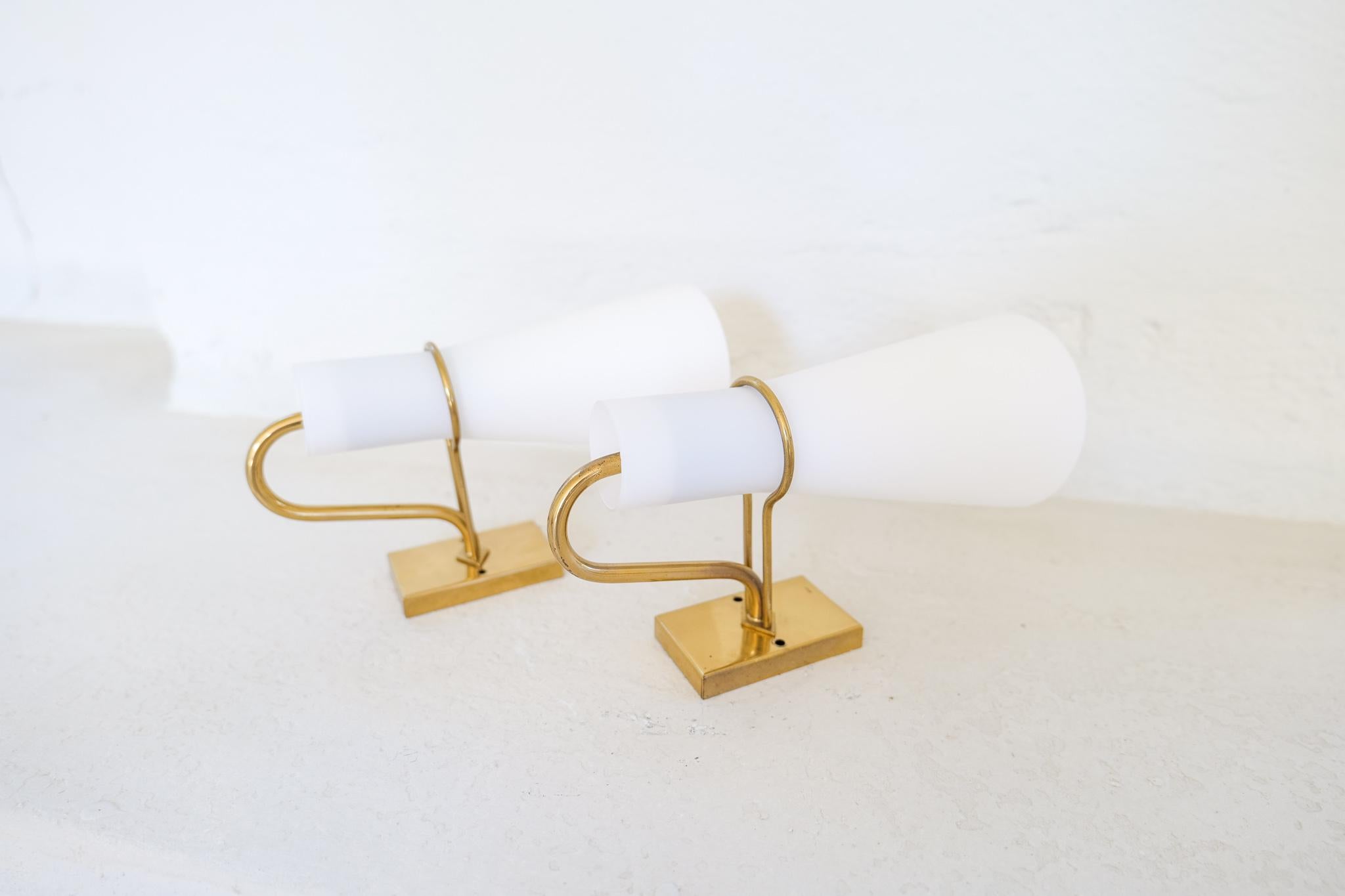 Midcentury Pair of Brass and Opaline Wall Lamps Hans Bergström Asea Sweden 1950s In Good Condition In Hillringsberg, SE