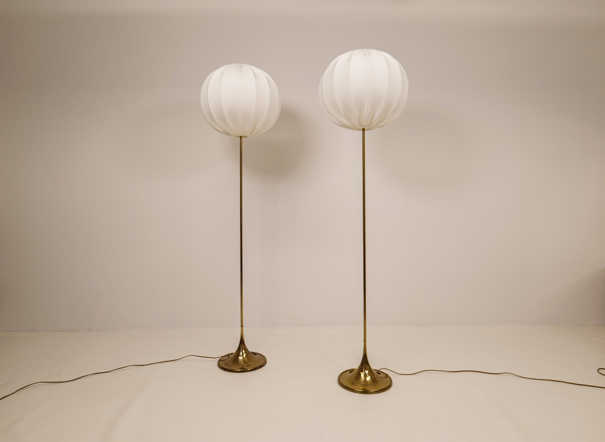 Wonderfully designed floor lamps from Bergboms Sweden. Made in brass and cast iron. They were made in the 1960 and have a nice shaped trumpet foot. These ones come with brand new cotton shades made in Sweden. 

Good working condition, with some