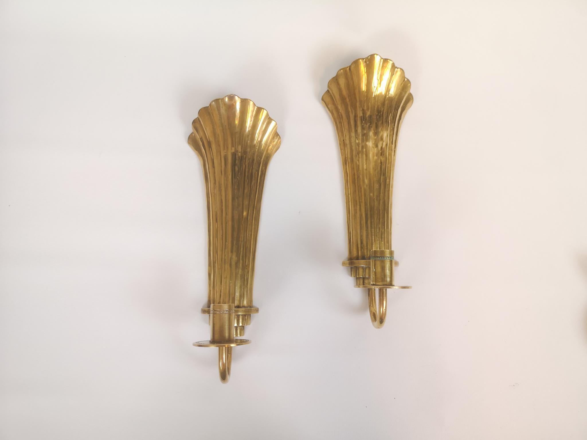 These wall candlesticks was hand-sculpted in Arvika, Sweden. The candlesticks are made in brass by famous Holmström Arvika, these ones are signed on the back.

Gives a nice shine when a candle is lit.

Good condition.

Measures: H 28 cm, W 14