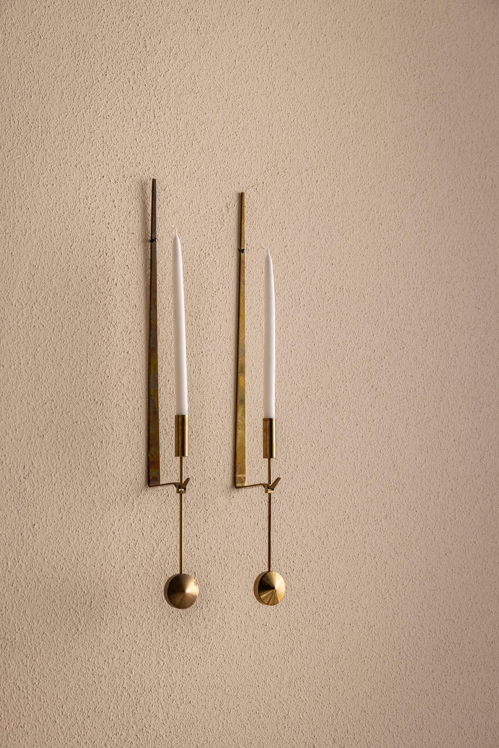 Raffiniertes Paar Messing-Kerzenleuchter aus der Mitte des Jahrhunderts von Pierre Forsell für Skultuna, Schweden, 1950er Jahre

Elegantes Paar von Kerzenleuchtern, entworfen von Pierre Forsell für Skultuna. Die aus Messing gefertigte Leuchte mit