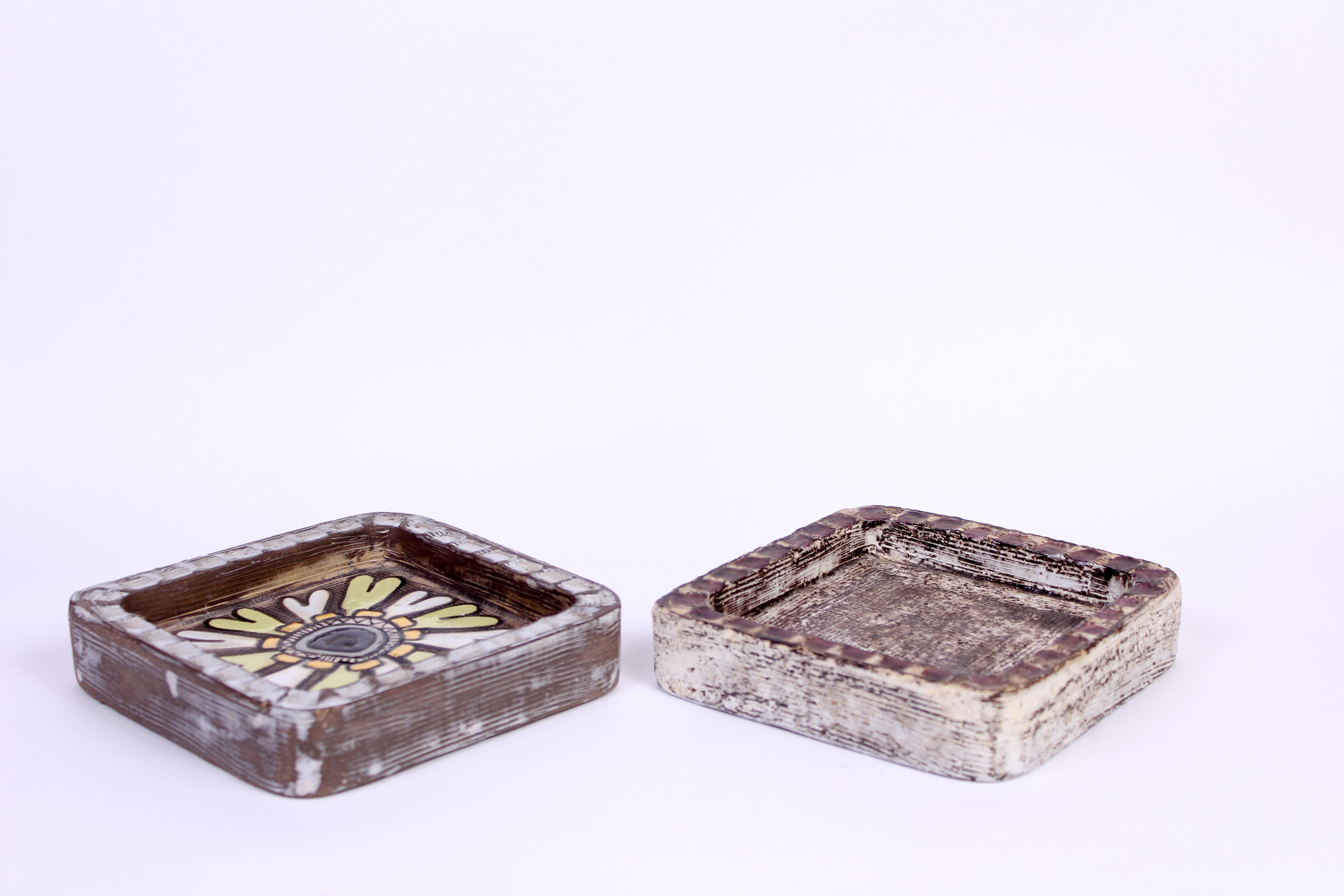Scandinavian Modern Midcentury Pair of Ceramic Trays by Mari Simmulson for Upsala Ekeby For Sale