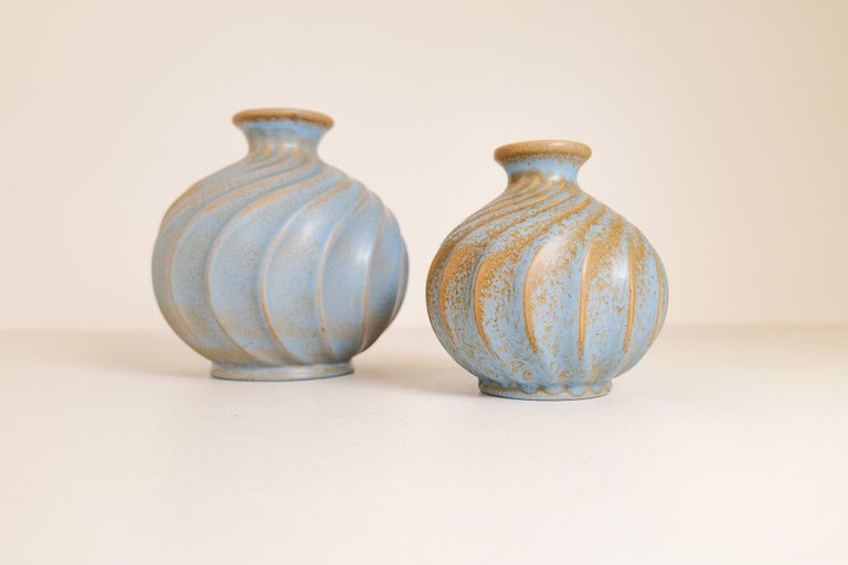 These rare and nicely sculptured vases was designed by Ewald Dahlskog and made at Bo Fajans in Sweden during the 1930-1940s.
The name 