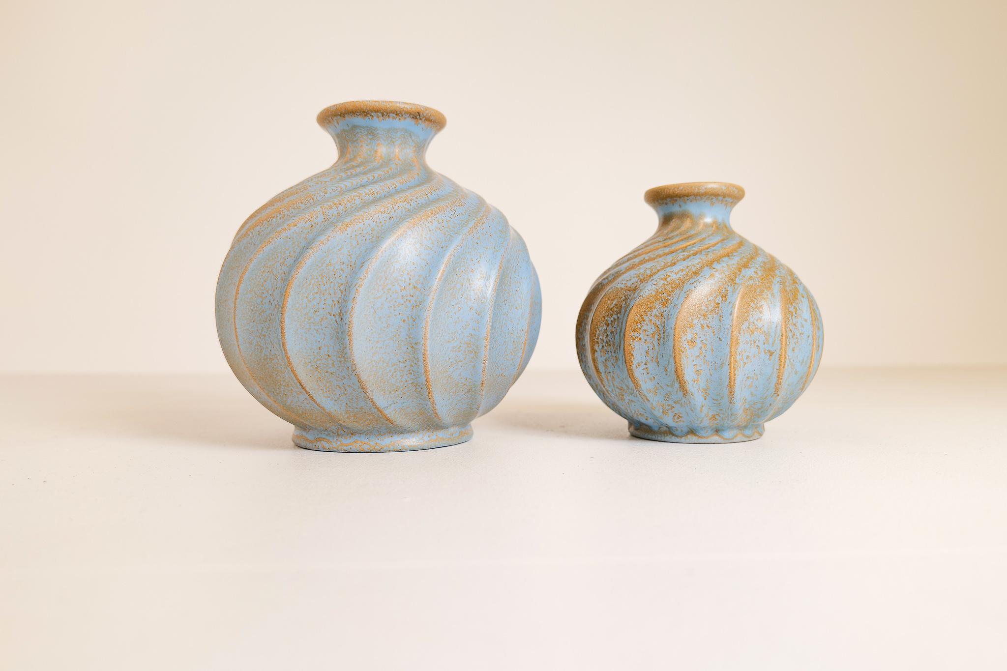 Milieu du XXe siècle Paire de vases en céramique « Turkos » du milieu du siècle dernier, Ewald Dahlskog, Bo Fajans, Suède en vente