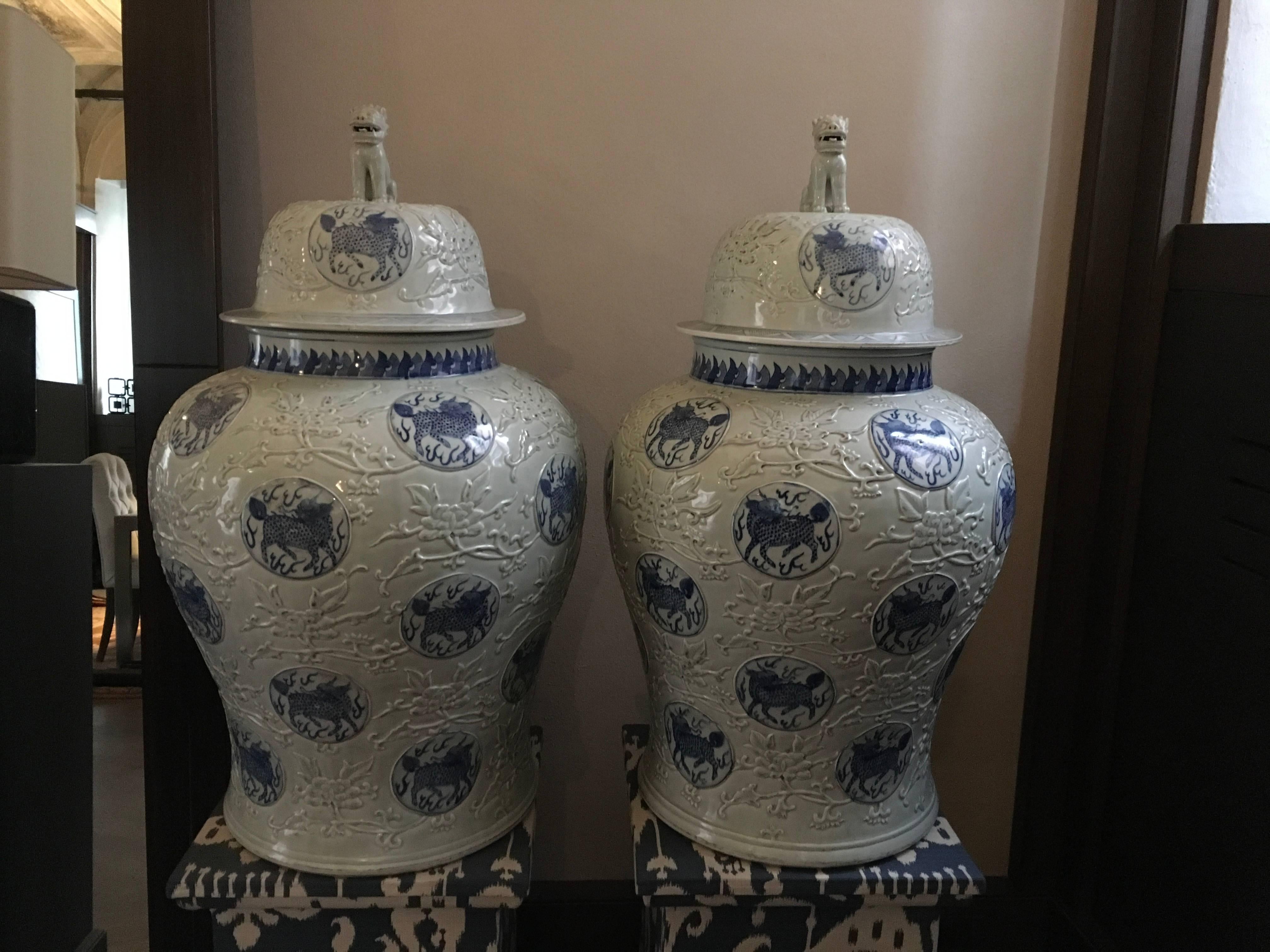 1960 China Exportación Pareja Jarrones Gigantes Decorativos de Porcelana Azul y Blanca Exportación china en venta