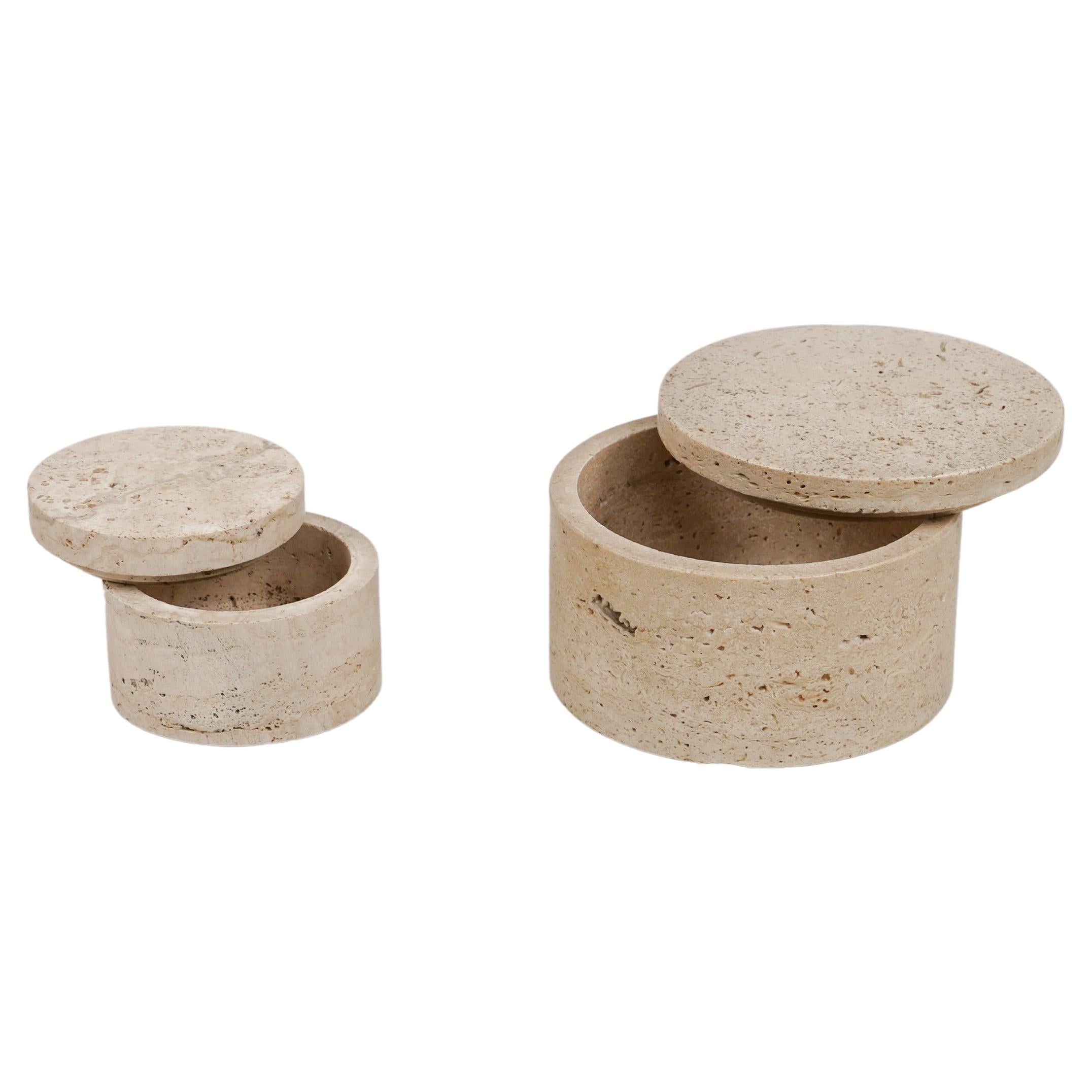 Midcentury pair of cylindrical decorative box in travertine in the style of Enzo Mari.

Made in Italy in the 1970s.

Large box: Height  8 cm, Diameter 12.5 cm.
Little box: Height  6 cm, Diameter 8 cm.

Perfect desk object or gift idea.