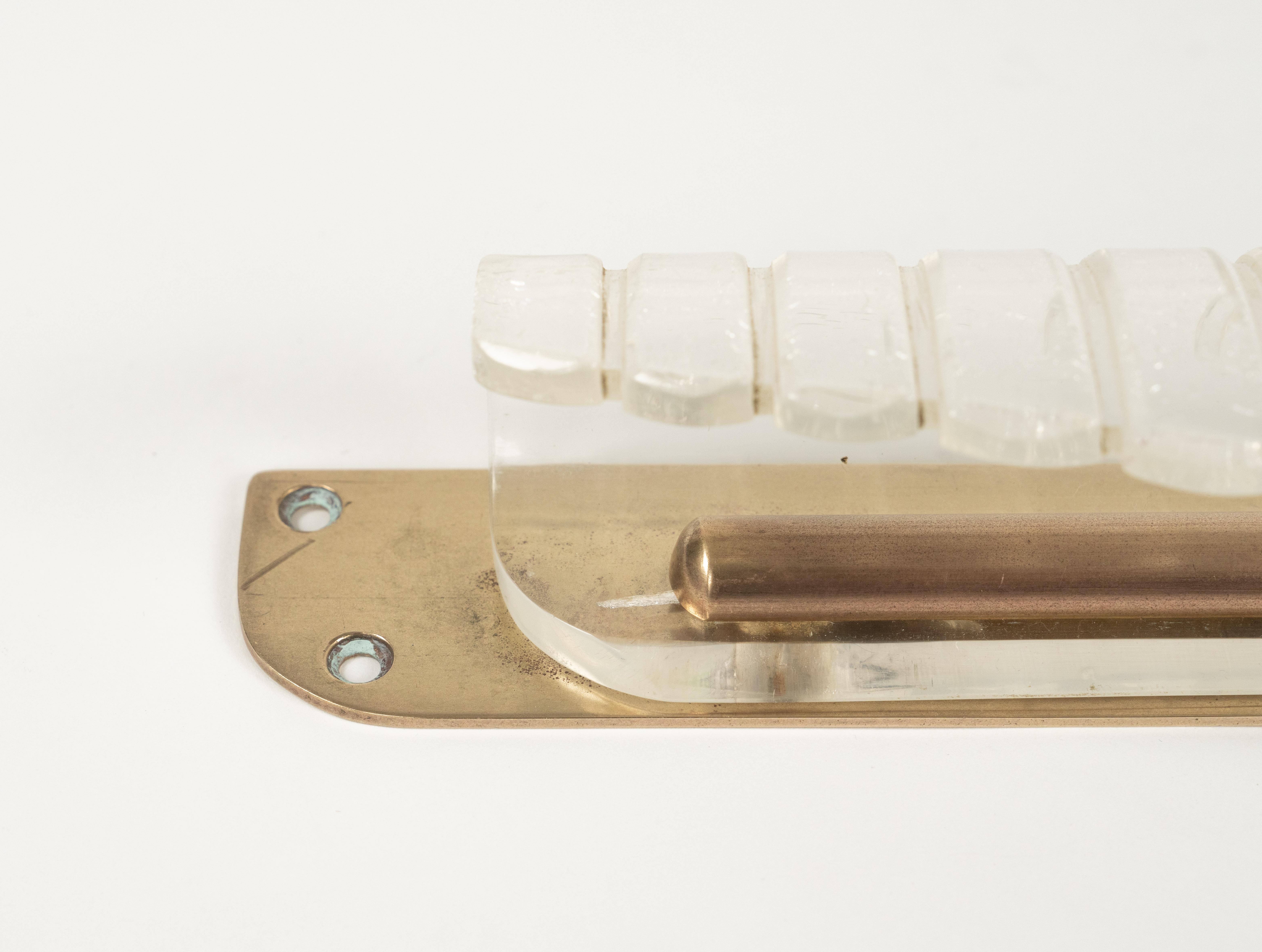 Midcentury Pair of Door Pull Handles in Brass and Lucite, Italy 1950s For Sale 1