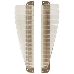 Coppia di maniglie per porte del Medioevo in ottone e lucite, Italia, anni '50