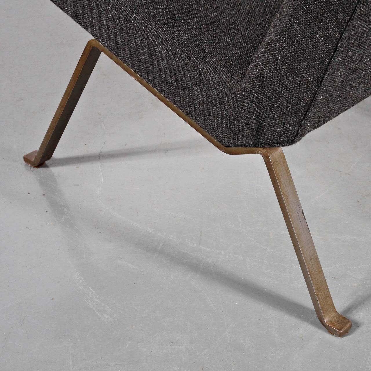 Wir stellen Ihnen ein fesselndes Paar Easy Chairs vor, die der bekannte niederländische Designer Koene Oberman in den 1950er Jahren entworfen hat. Diese von Meubelindustrie Gelderland BV in Culemborg, Niederlande, hergestellten Stühle sind ein