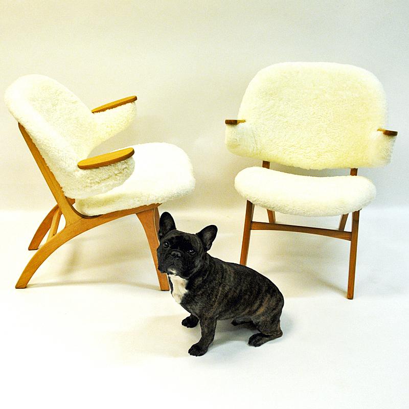 Midcentury Pair of Easy Chairs in White Sheepskin, Sollide Møbler Norway, 1950s In Good Condition In Stockholm, SE