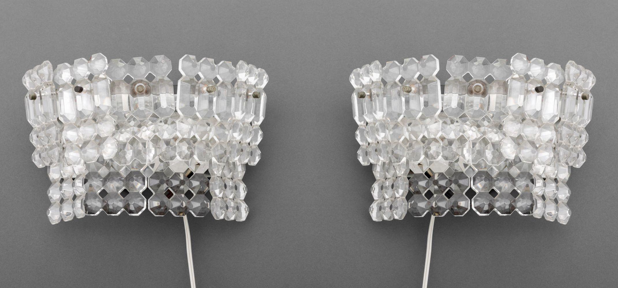 Pareja vintage de apliques italianos de cristal facetado transparente. Dimensiones : Altura: 5, Anchura: 8, Profundidad: 4
