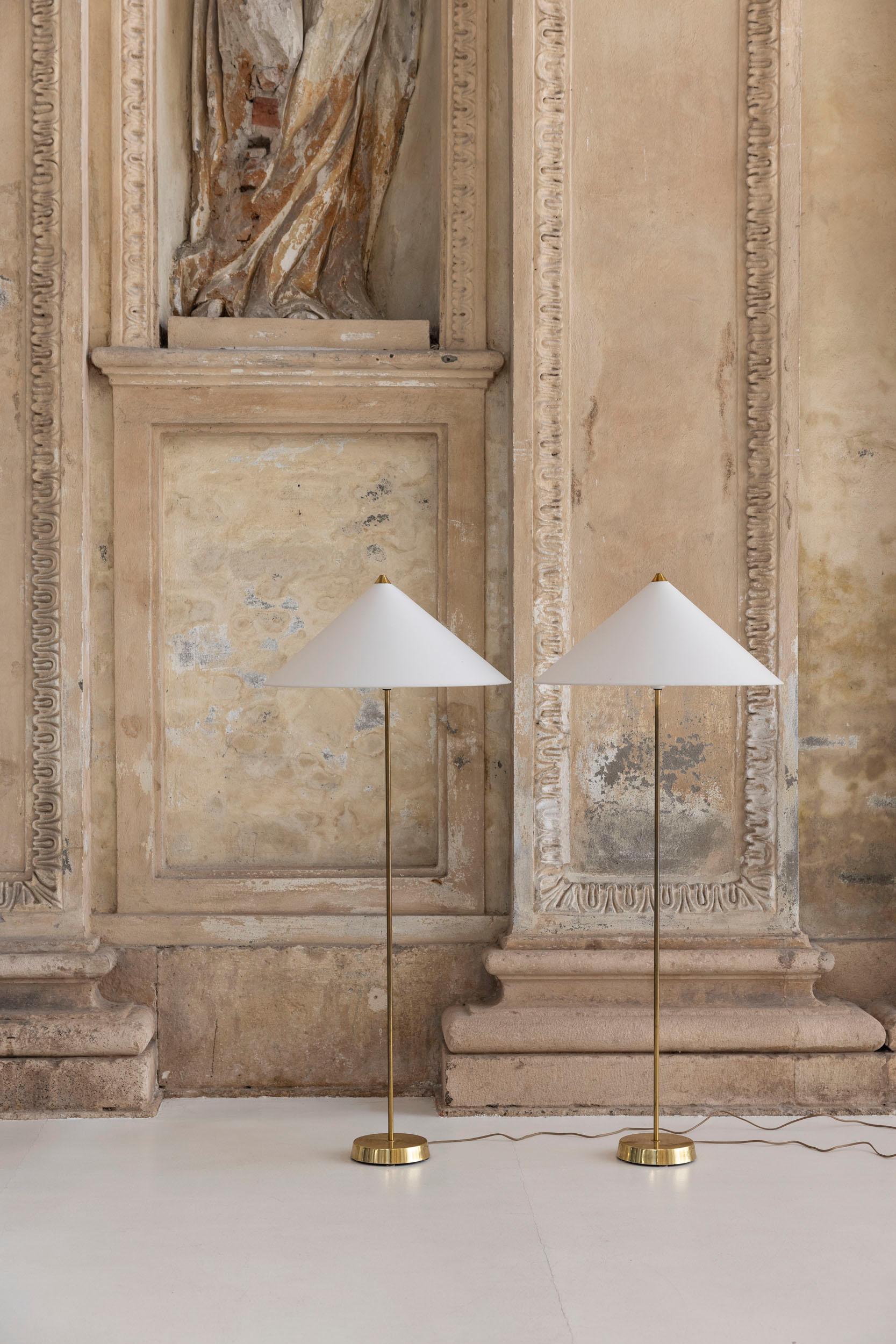 Paire de lampadaires de MAE Lamp, une entreprise suédoise renommée. Design Elegant avec structure originale en laiton doré et abat-jour en tissu, agrémenté de pointes en laiton pour compléter la structure.
Suède, années 1970