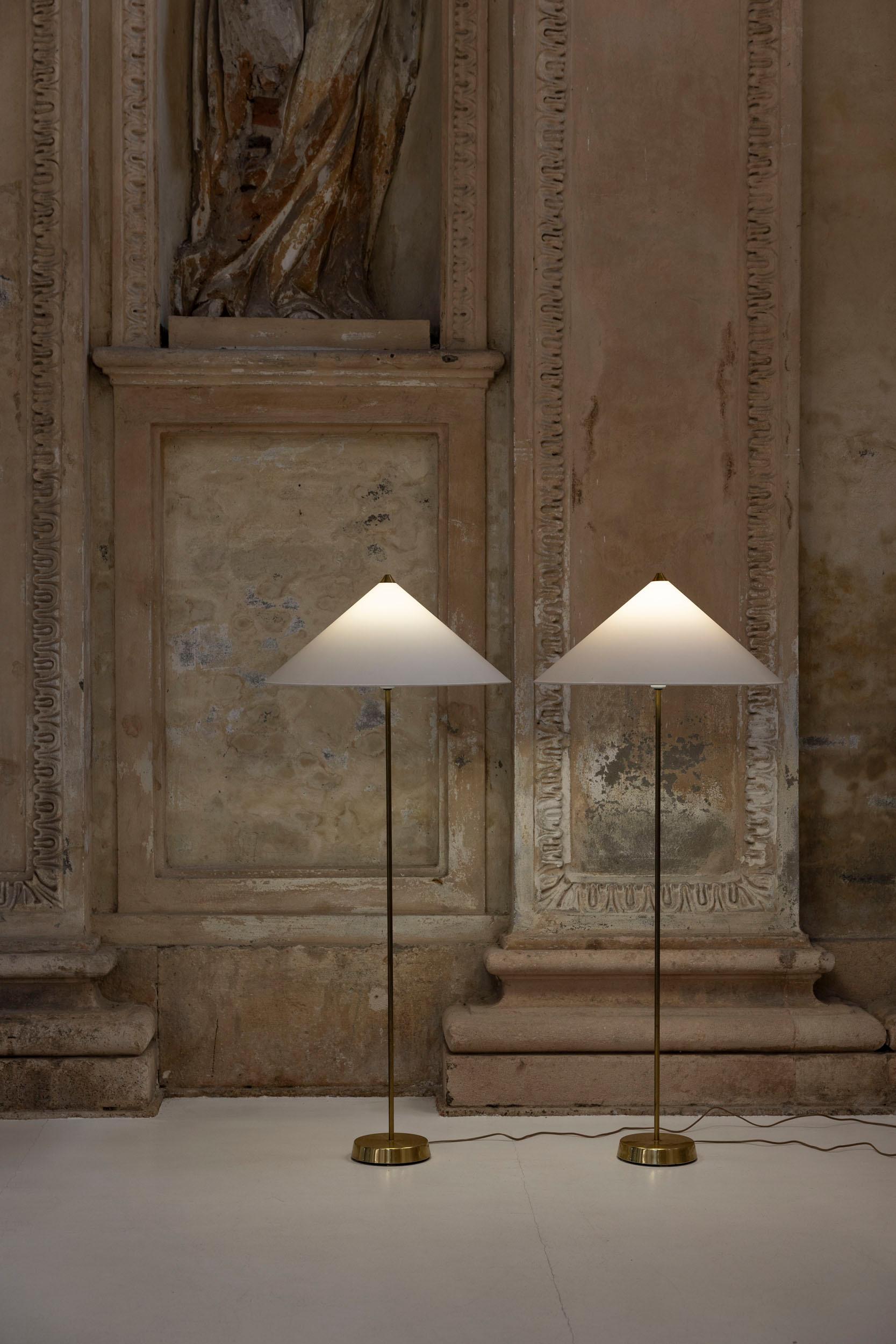 Mid-Century Modern Paire de lampadaires du milieu du siècle dernier par MAE Lamp, Suède 1970 en vente