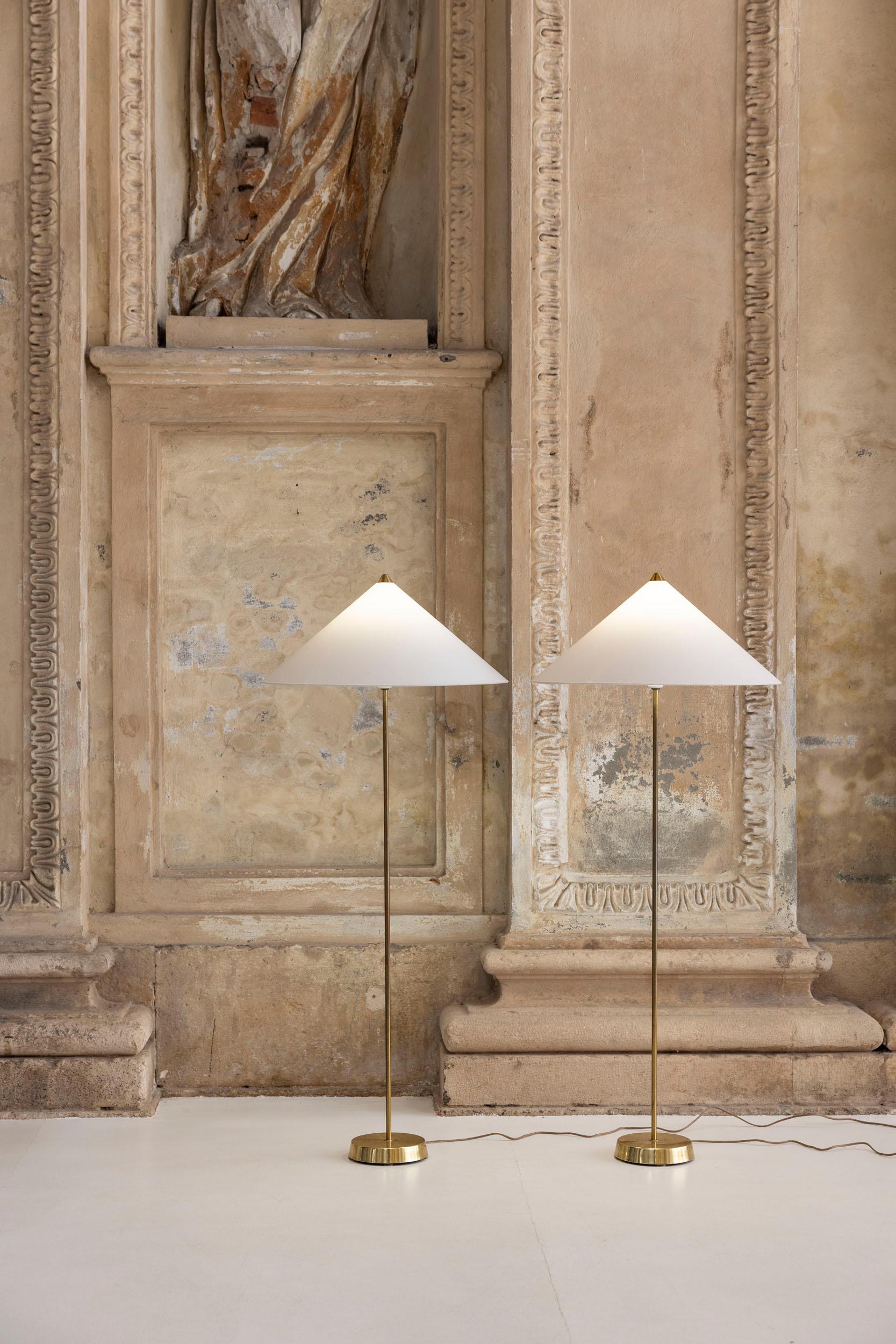 Suédois Paire de lampadaires du milieu du siècle dernier par MAE Lamp, Suède 1970 en vente