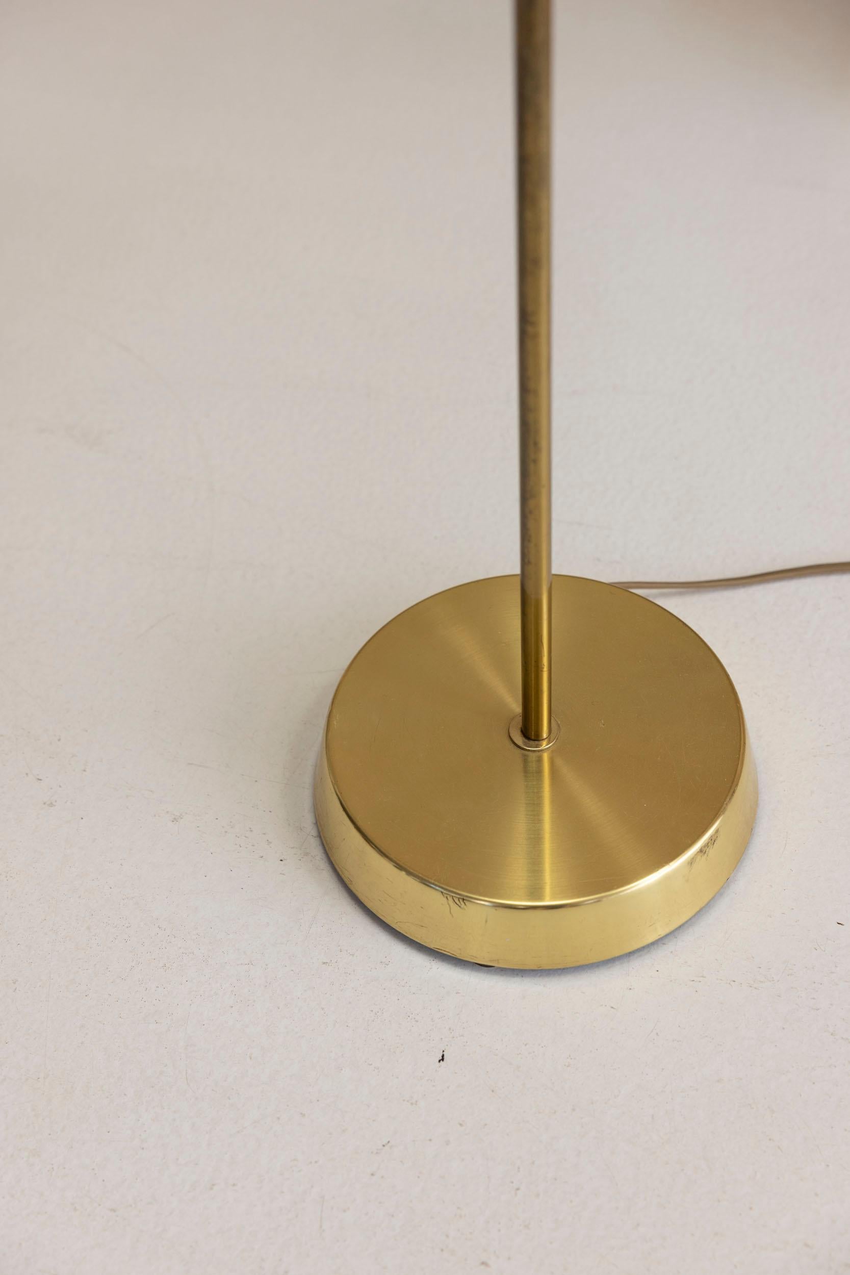 Paire de lampadaires du milieu du siècle dernier par MAE Lamp, Suède 1970 Excellent état - En vente à Piacenza, Italy
