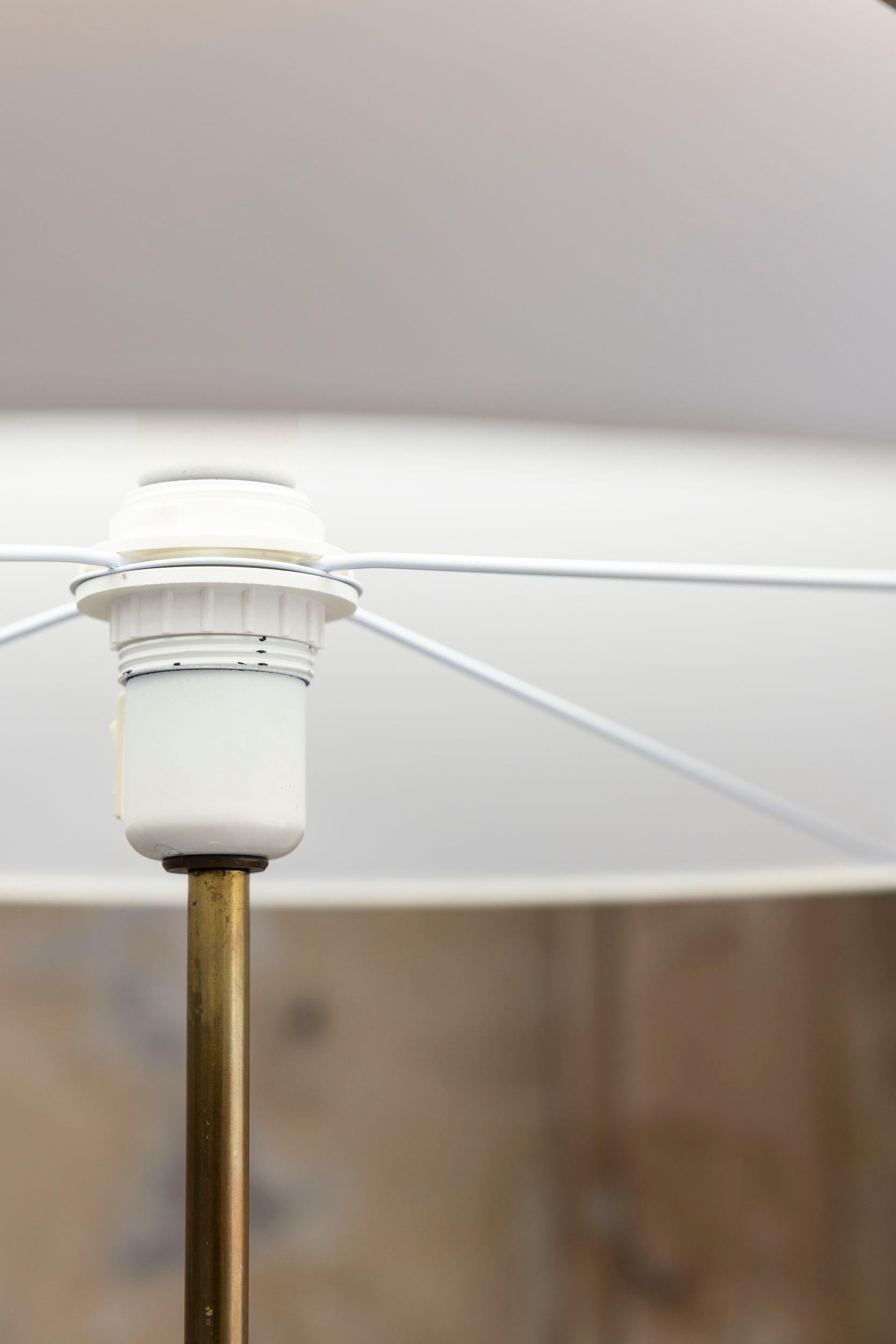 Laiton Paire de lampadaires du milieu du siècle dernier par MAE Lamp, Suède 1970 en vente