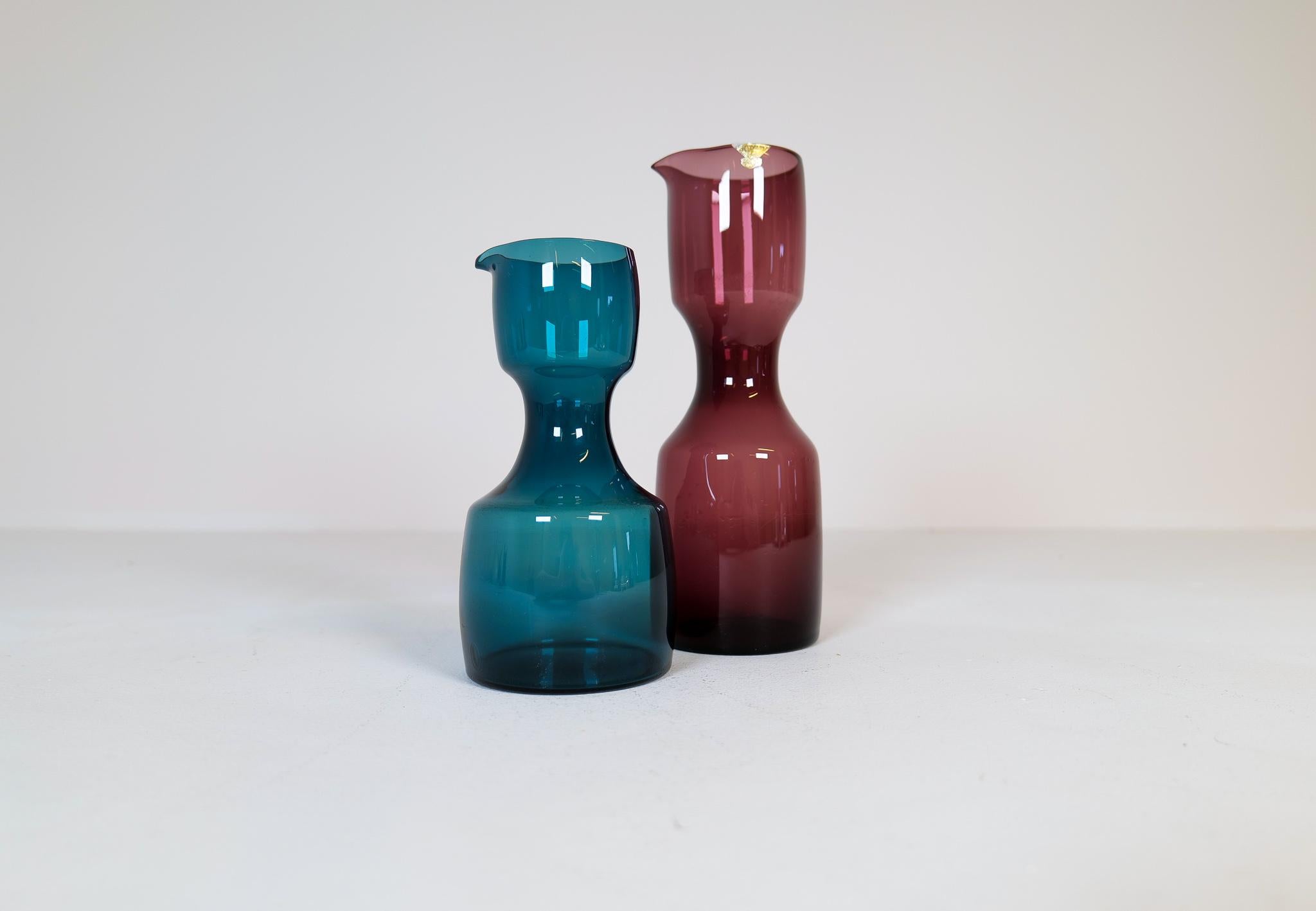 Ces deux vases courbes ont été fabriqués à Gullaskruf en Suède dans les années 1940-1950 et conçus par le célèbre Kjell Blomberg. Ils sont tous de couleur bleue et rouge foncé et de longueurs différentes. 

Bon état vintage petites rayures sur le