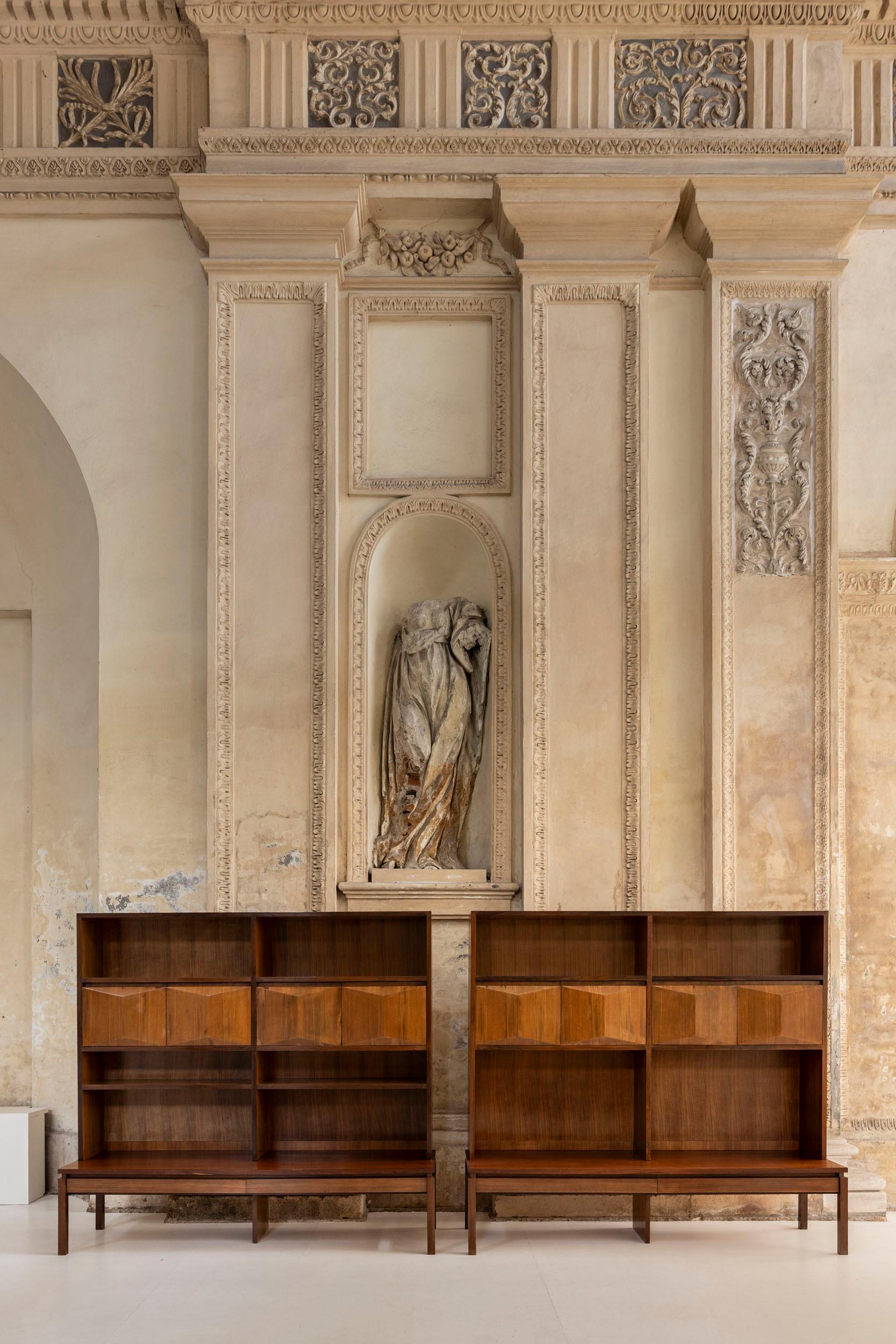 Coppia di librerie / credenze italiane del Mid-Century, anni '50. 

Elegante coppia di librerie multifunzionali in legno, realizzate in Italia negli anni Cinquanta. Questi pezzi versatili combinano la leggerezza strutturale degli scaffali aperti con