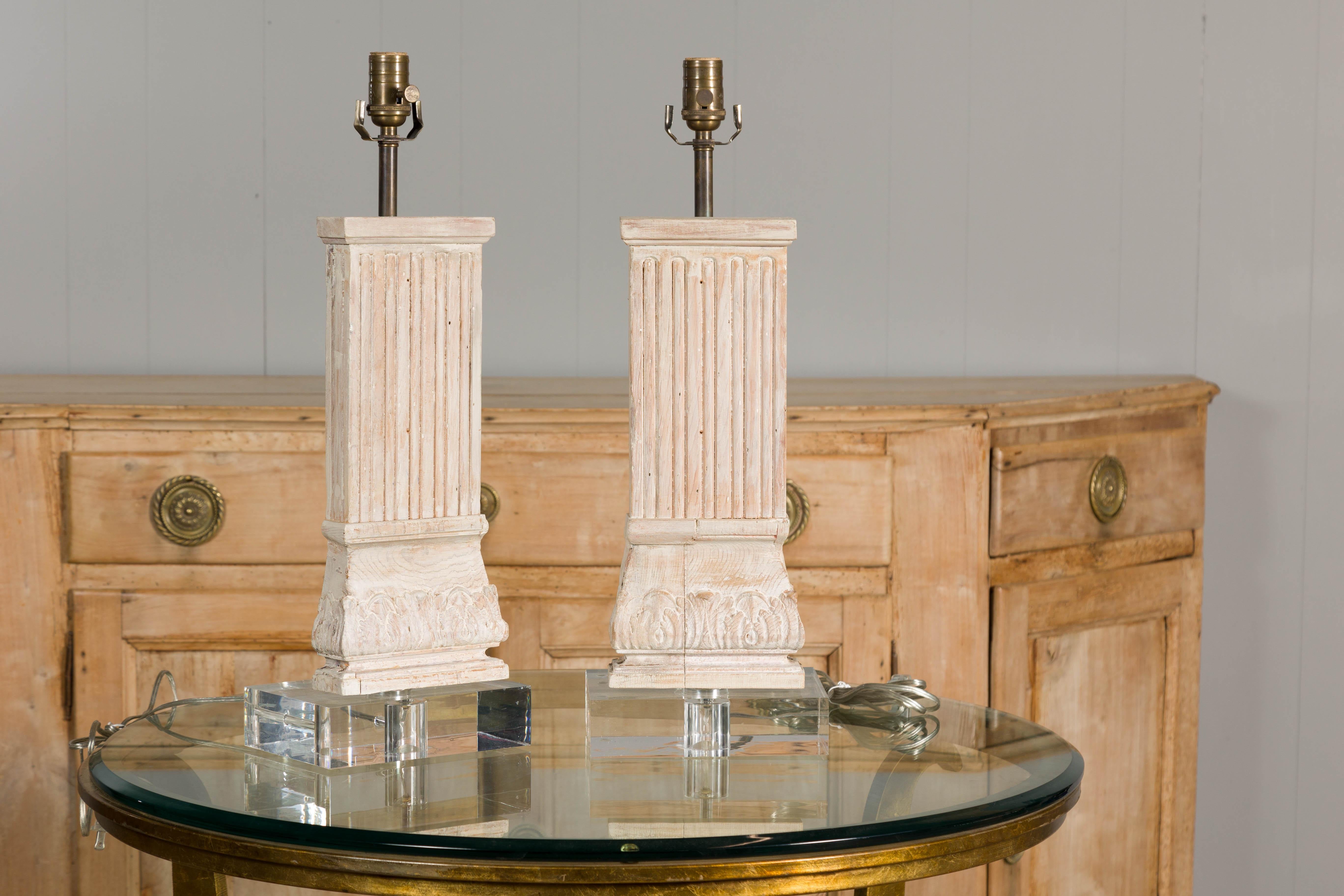 Paar italienische geschnitzte Kiefernholz-Säulen-Tischlampen auf Lucite-Sockeln, Mitte des Jahrhunderts im Angebot 3