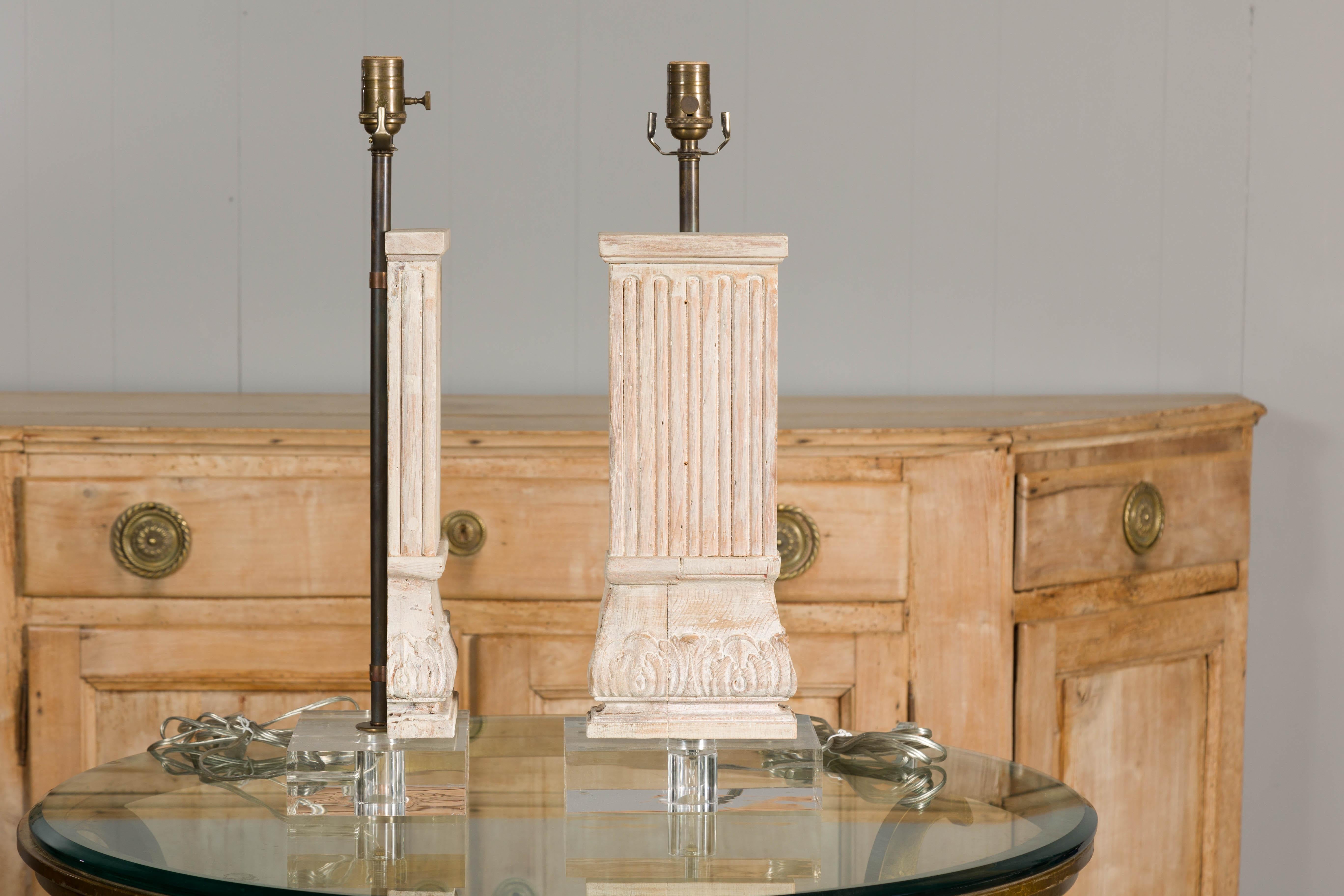 Paar italienische geschnitzte Kiefernholz-Säulen-Tischlampen auf Lucite-Sockeln, Mitte des Jahrhunderts im Angebot 4
