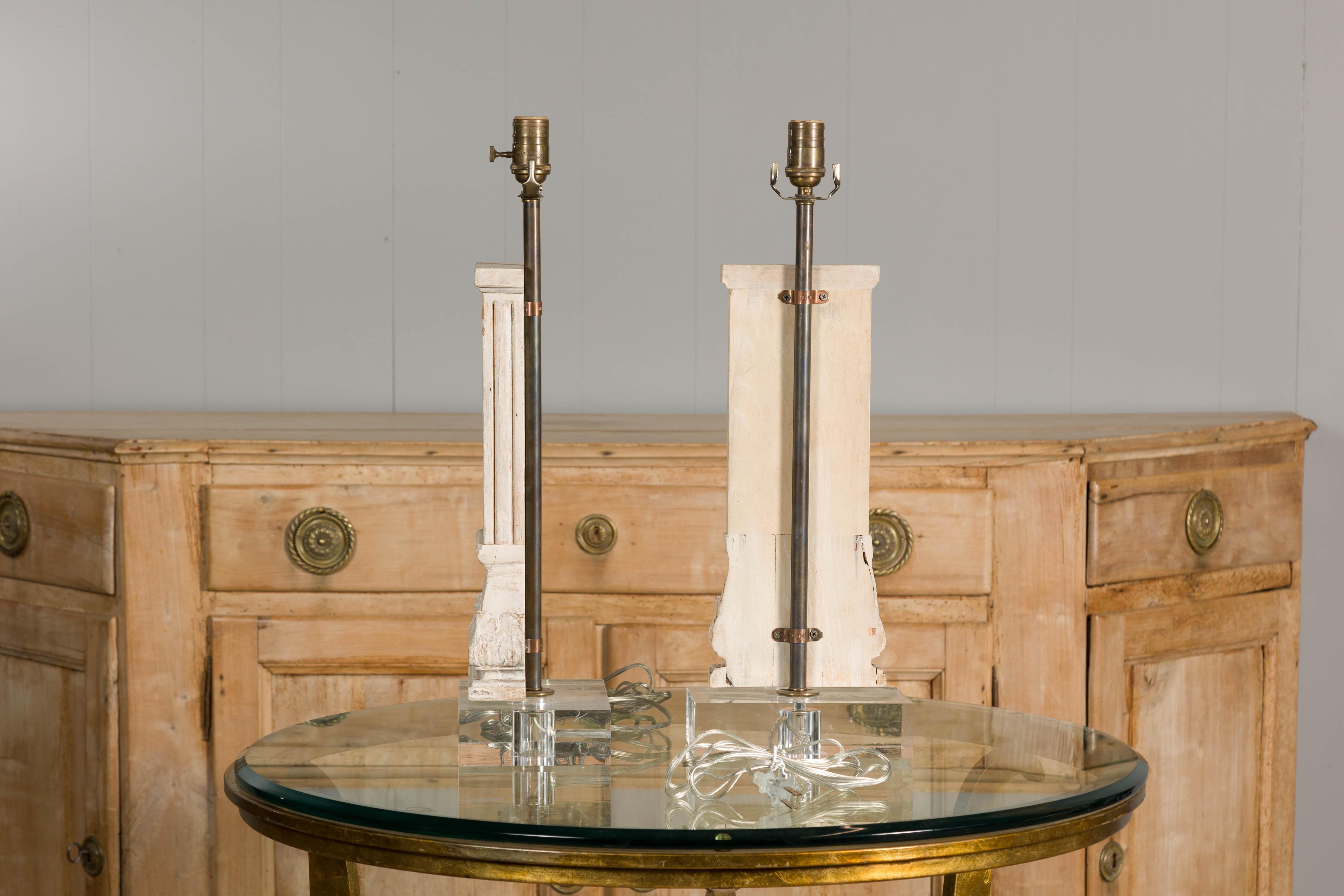 Paar italienische geschnitzte Kiefernholz-Säulen-Tischlampen auf Lucite-Sockeln, Mitte des Jahrhunderts im Angebot 6