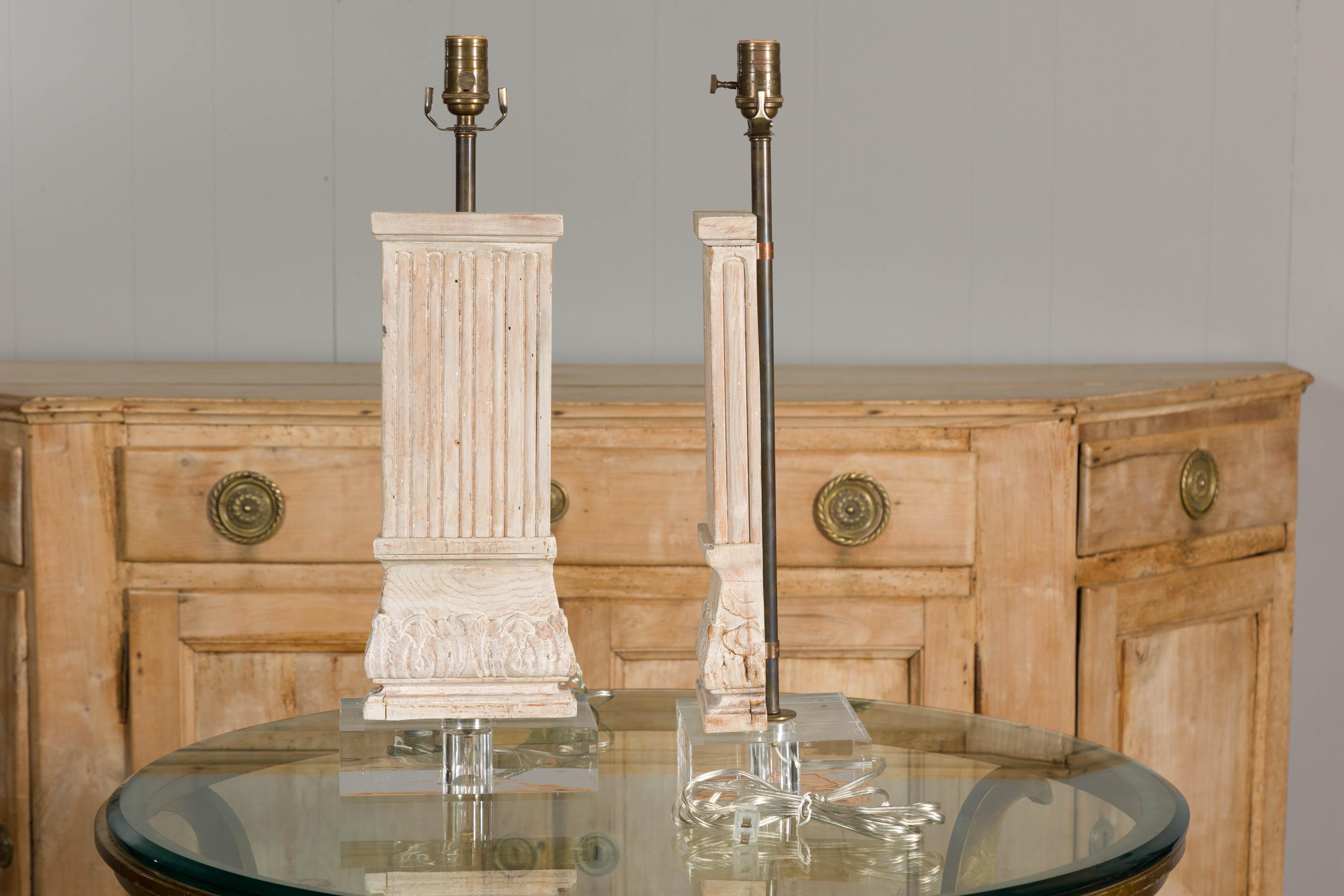 Paar italienische geschnitzte Kiefernholz-Säulen-Tischlampen auf Lucite-Sockeln, Mitte des Jahrhunderts im Angebot 8