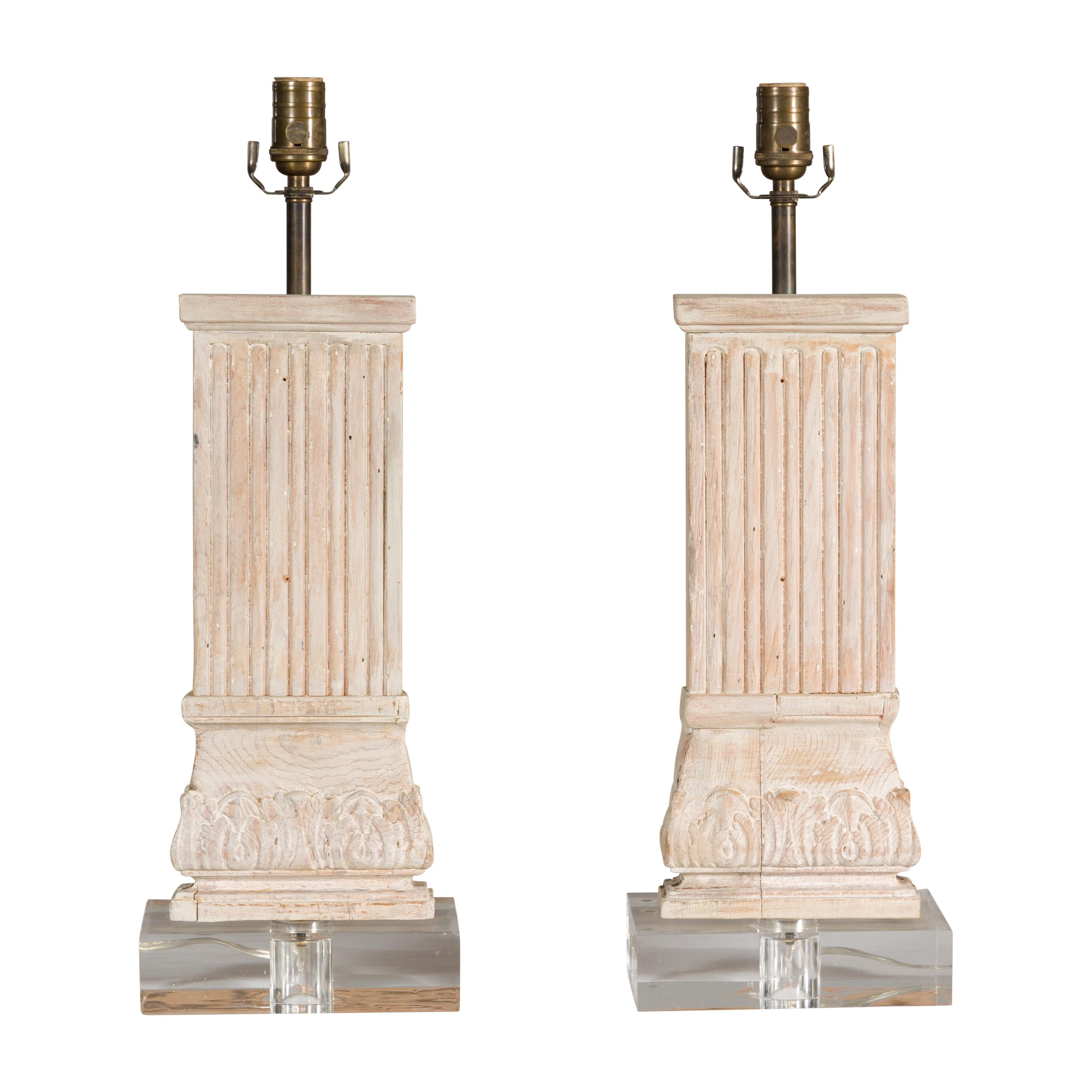 Paar italienische geschnitzte Kiefernholz-Säulen-Tischlampen auf Lucite-Sockeln, Mitte des Jahrhunderts im Angebot 10