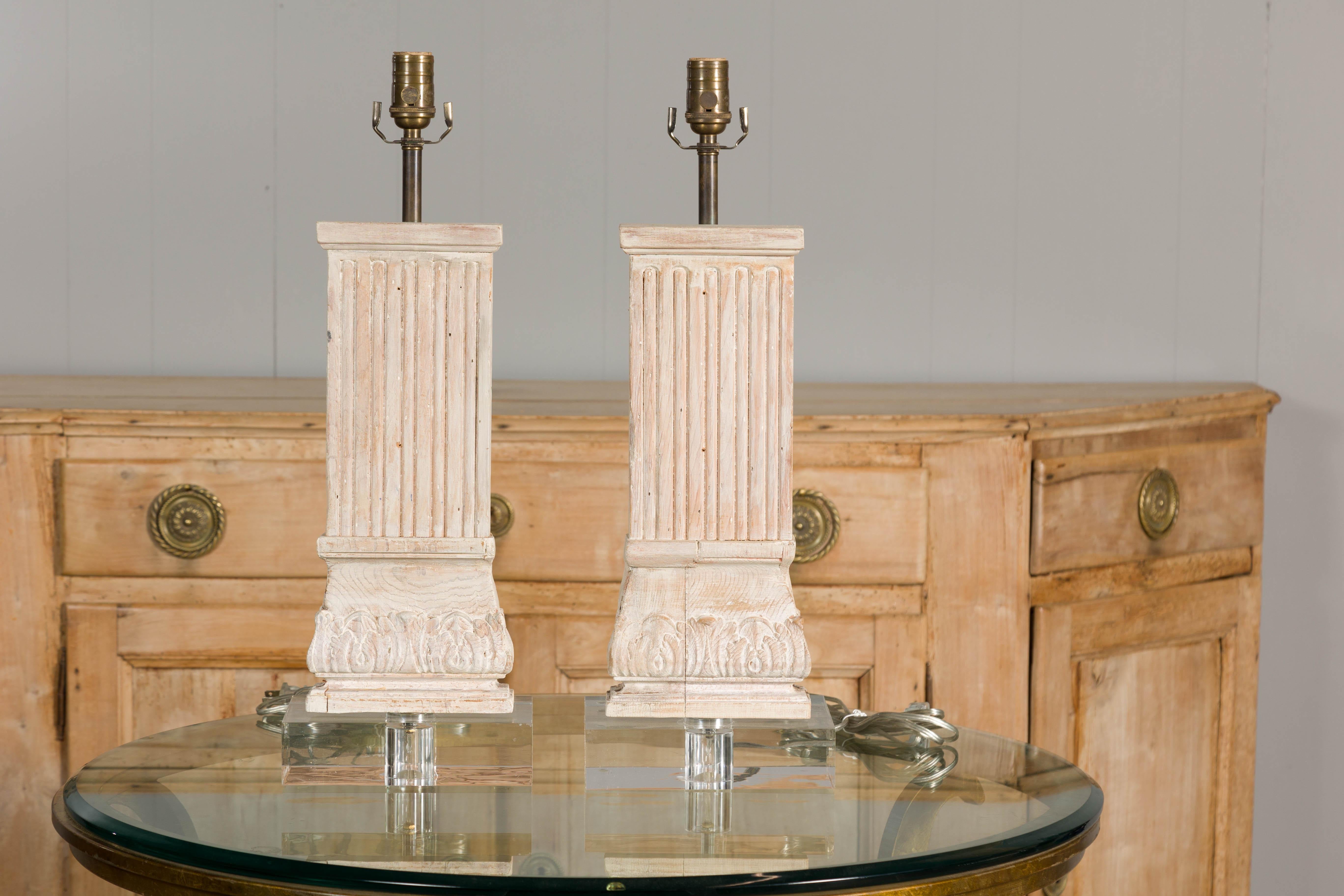 Paar italienische geschnitzte Kiefernholz-Säulen-Tischlampen auf Lucite-Sockeln, Mitte des Jahrhunderts (Moderne der Mitte des Jahrhunderts) im Angebot