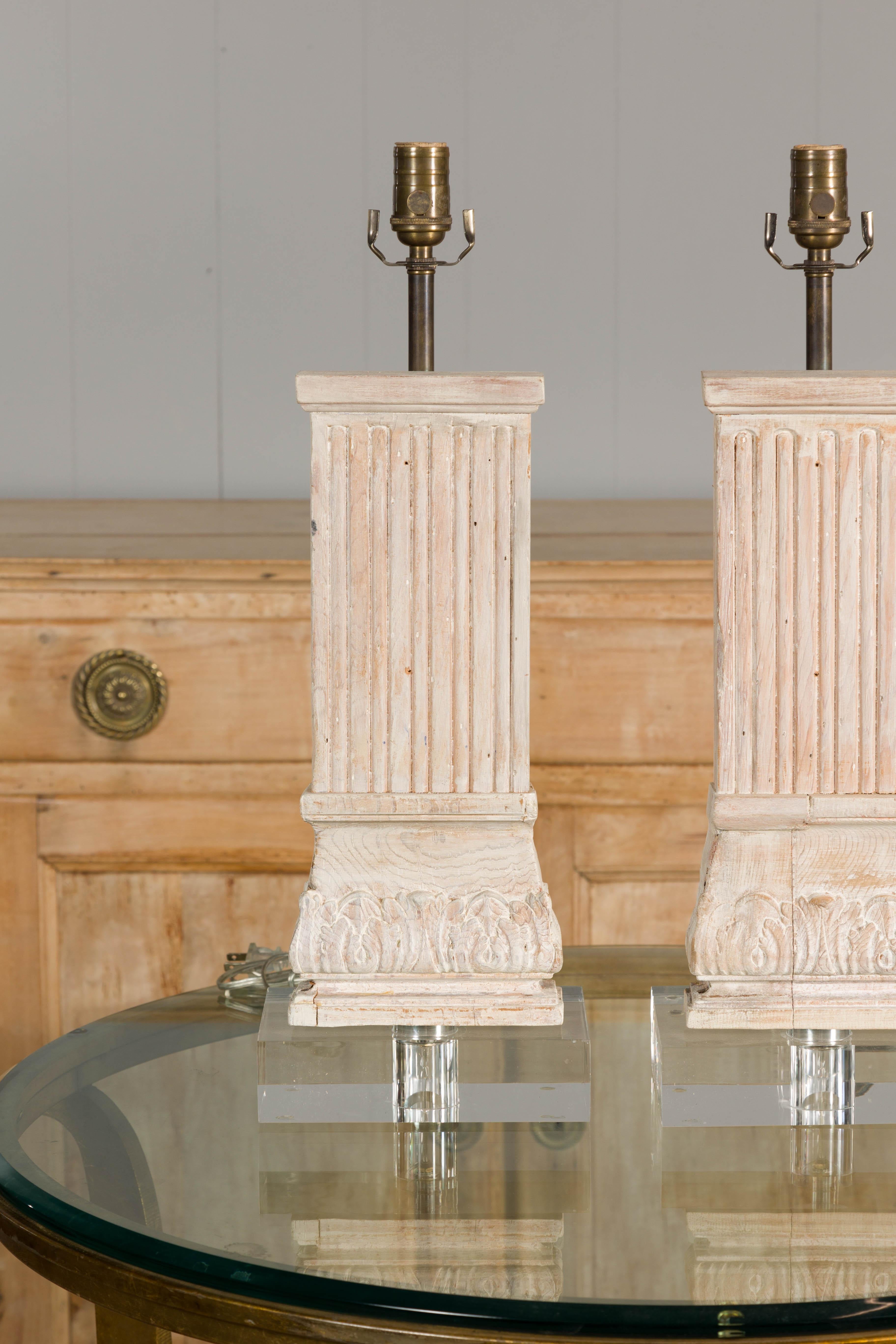 Paar italienische geschnitzte Kiefernholz-Säulen-Tischlampen auf Lucite-Sockeln, Mitte des Jahrhunderts (Italienisch) im Angebot