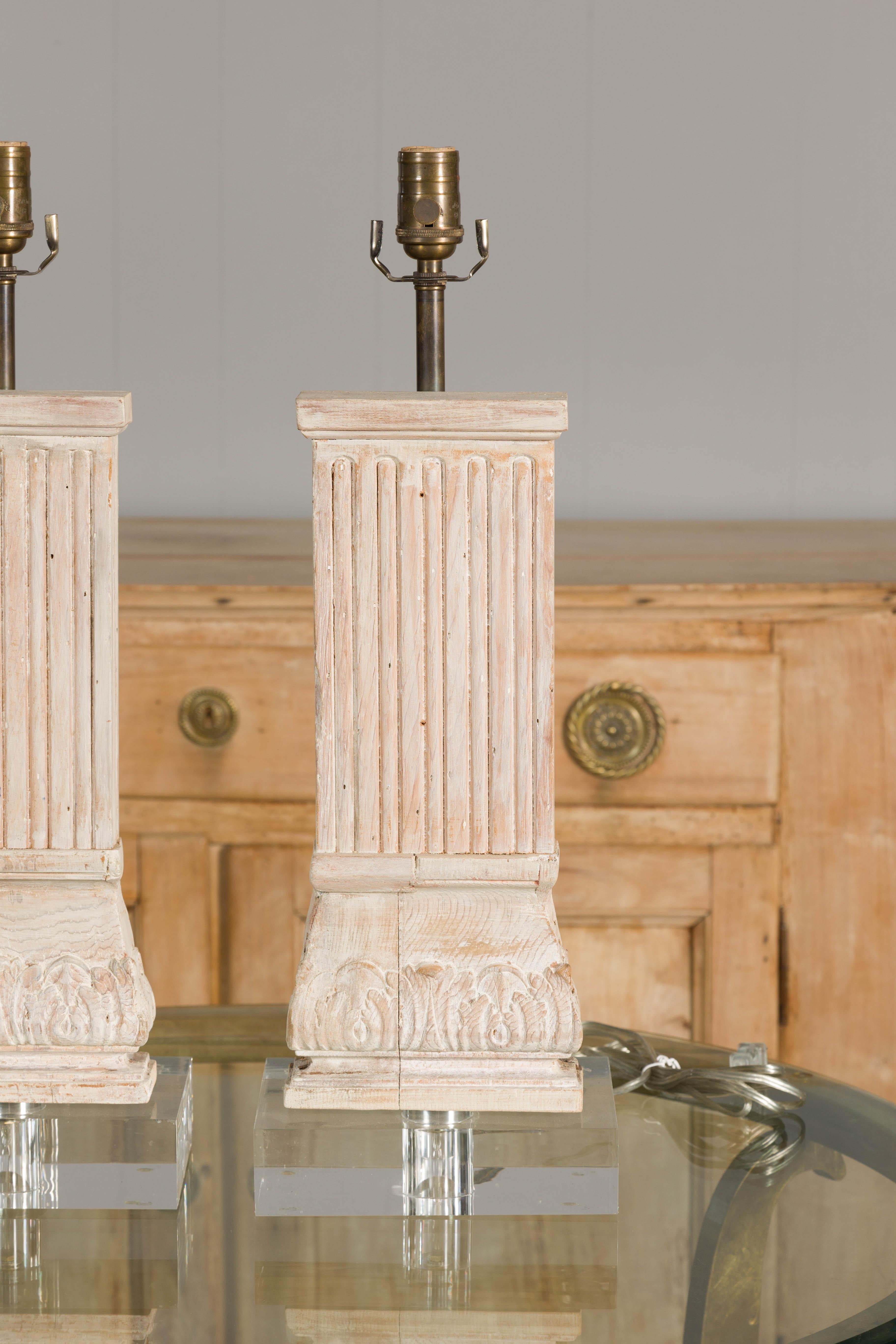 Paar italienische geschnitzte Kiefernholz-Säulen-Tischlampen auf Lucite-Sockeln, Mitte des Jahrhunderts (Geschnitzt) im Angebot