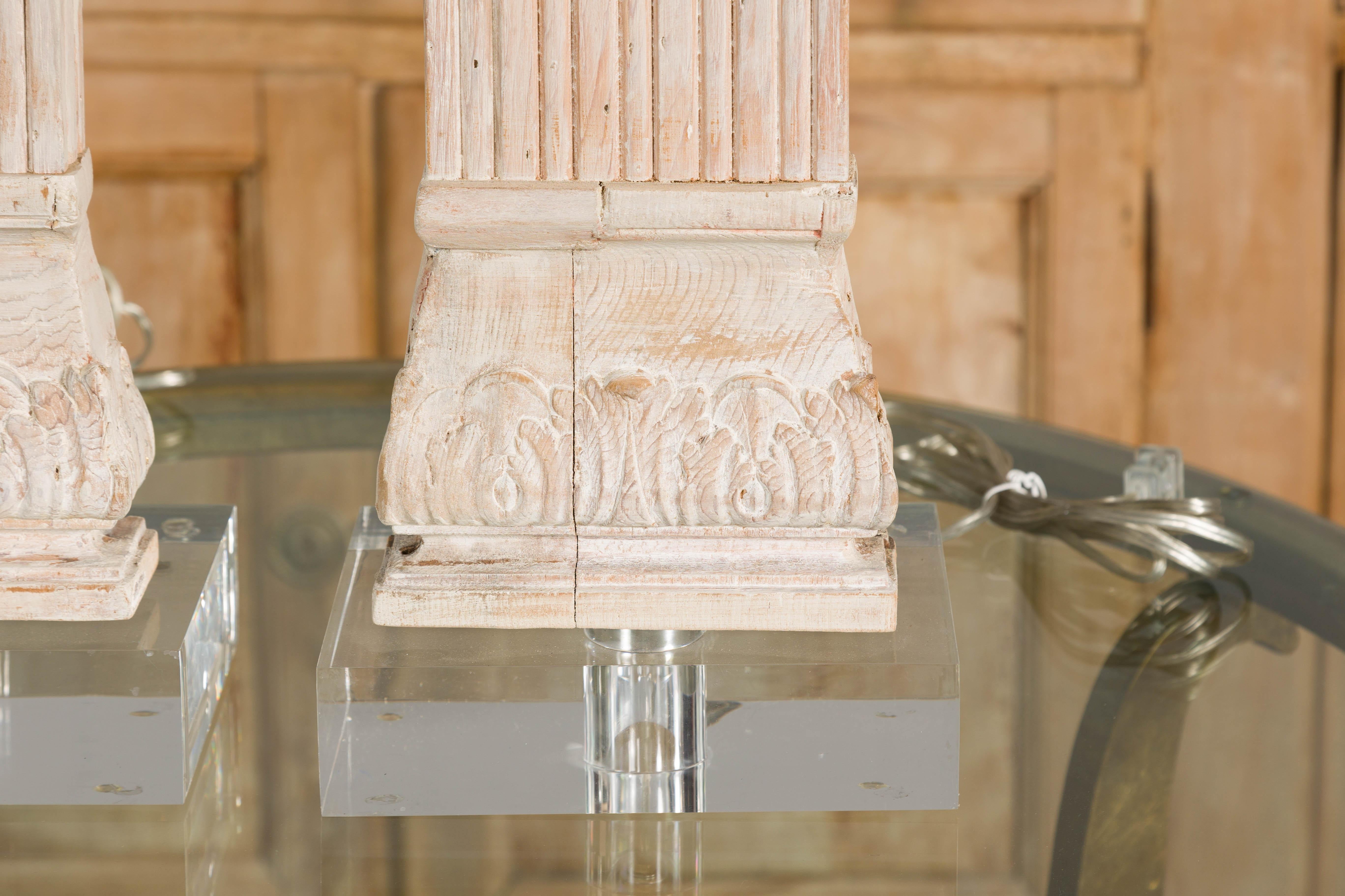 Paar italienische geschnitzte Kiefernholz-Säulen-Tischlampen auf Lucite-Sockeln, Mitte des Jahrhunderts im Angebot 2
