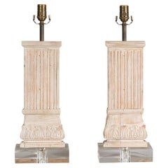 Paar italienische geschnitzte Kiefernholz-Säulen-Tischlampen auf Lucite-Sockeln, Mitte des Jahrhunderts