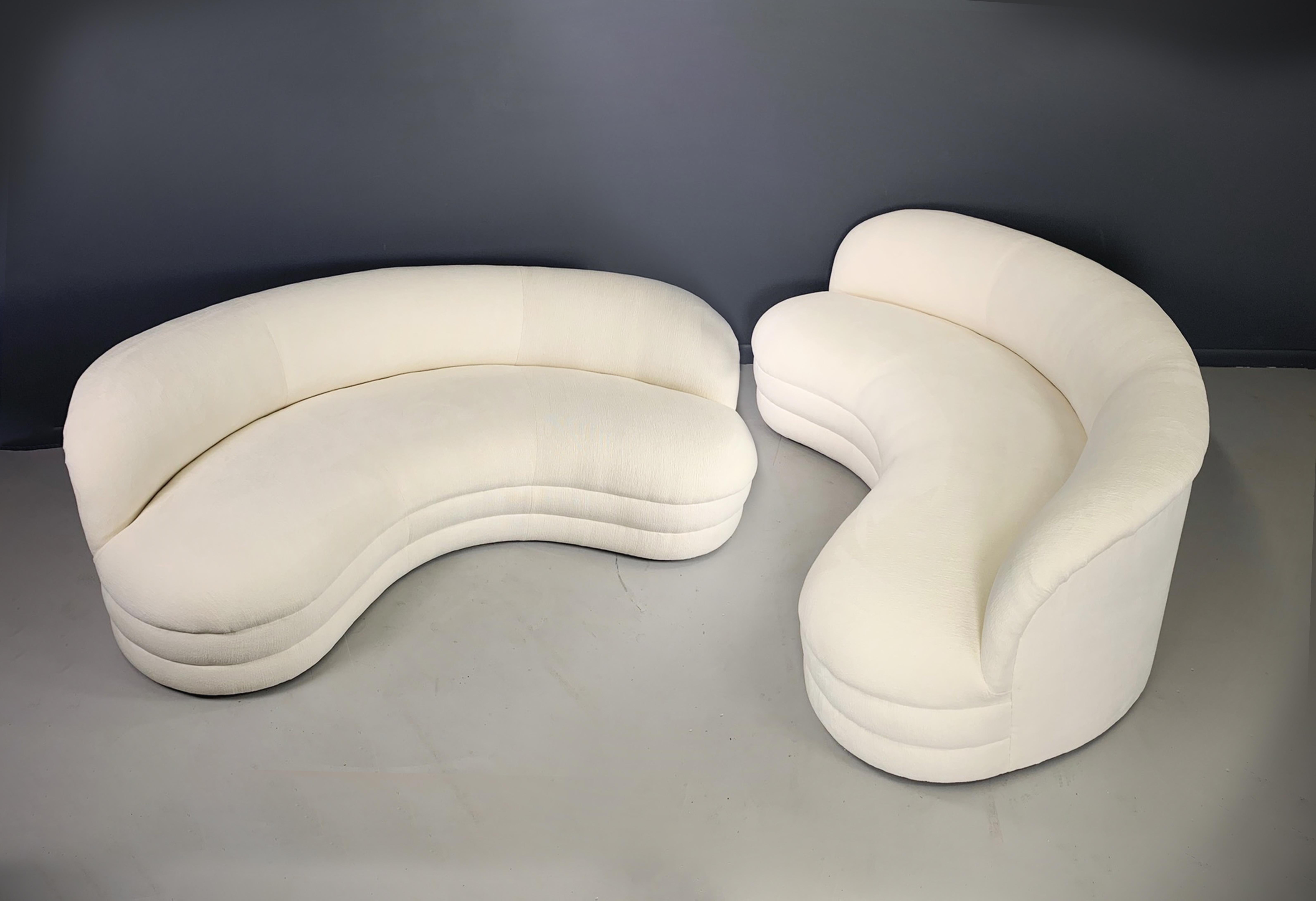 Paar knöchelförmige Sofas aus der Mitte des Jahrhunderts im Stil von Weiman (Moderne der Mitte des Jahrhunderts) im Angebot