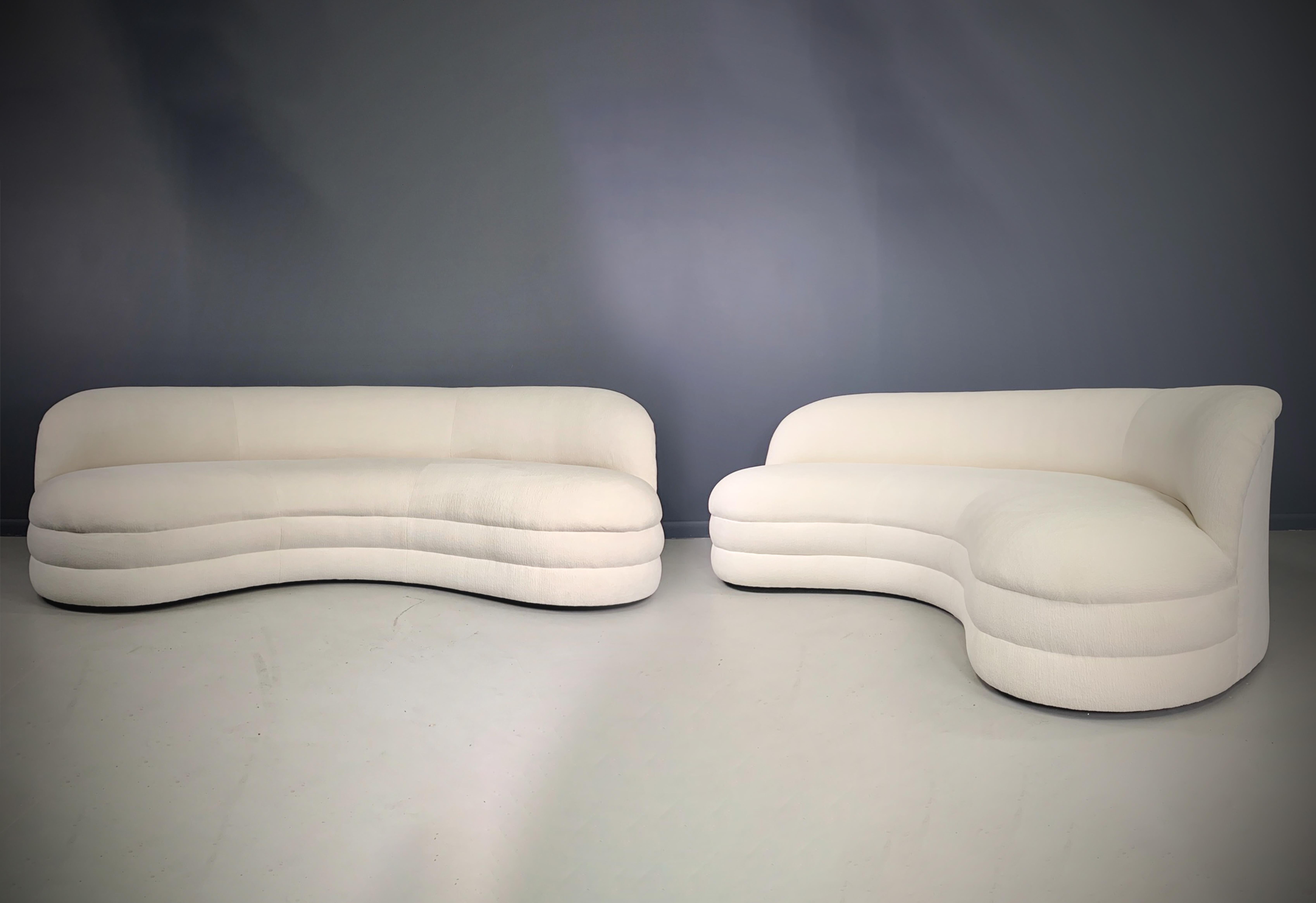 Paar knöchelförmige Sofas aus der Mitte des Jahrhunderts im Stil von Weiman (Nordamerikanisch) im Angebot