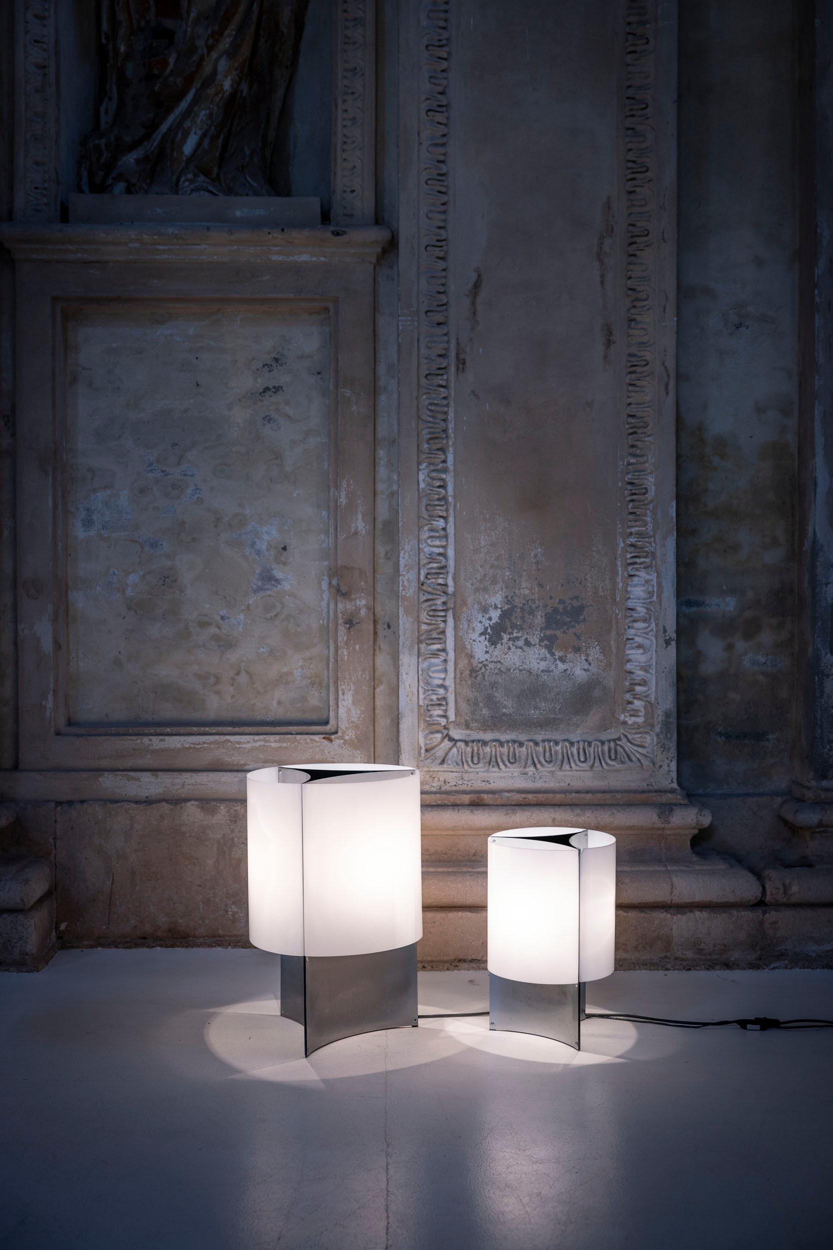 Pair of lamps 526 model G and model P designed by Massimo Vignelli for Arteluce.
Original structure with chrome-plated brass base and lampshade composed of three concave, chrome-plated perspex sheets. on the shade of the small lamp little damaged